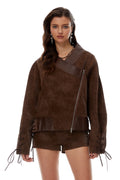 Conjunto de chaqueta y pantalones cortos de ante de Melanie Brown de MRNewyork, en color marrón, con detalles de textura suave.
