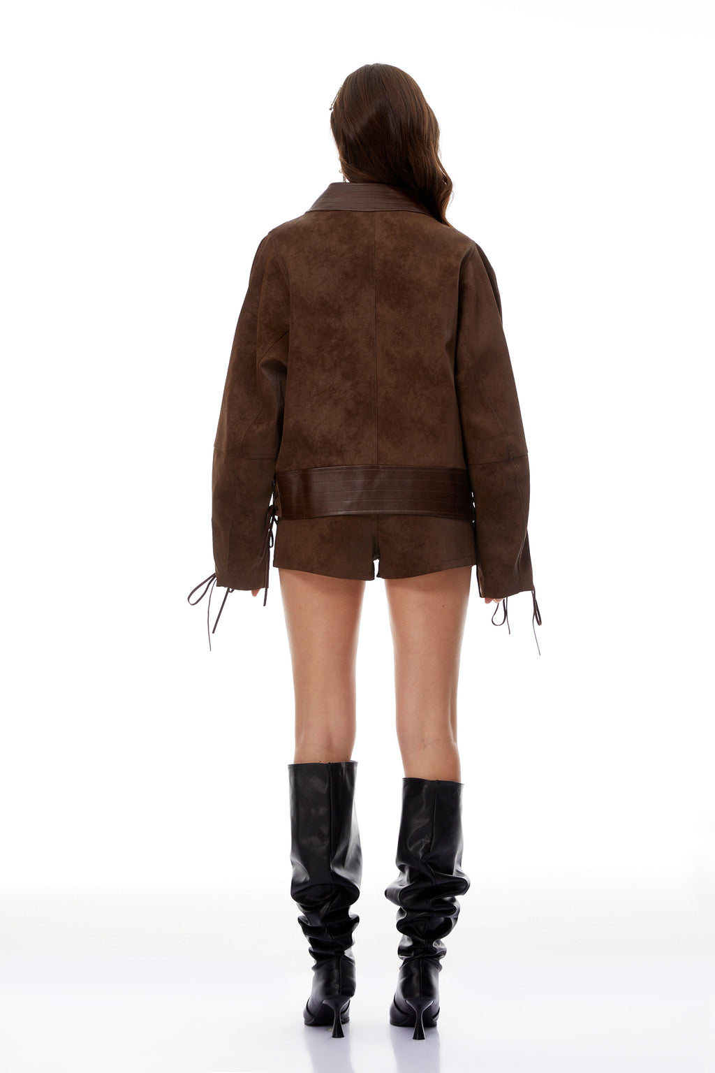 Conjunto de chaqueta y pantalones cortos de ante de Melanie Brown de MRNewyork, en color beige, con estilo casual y moderno.