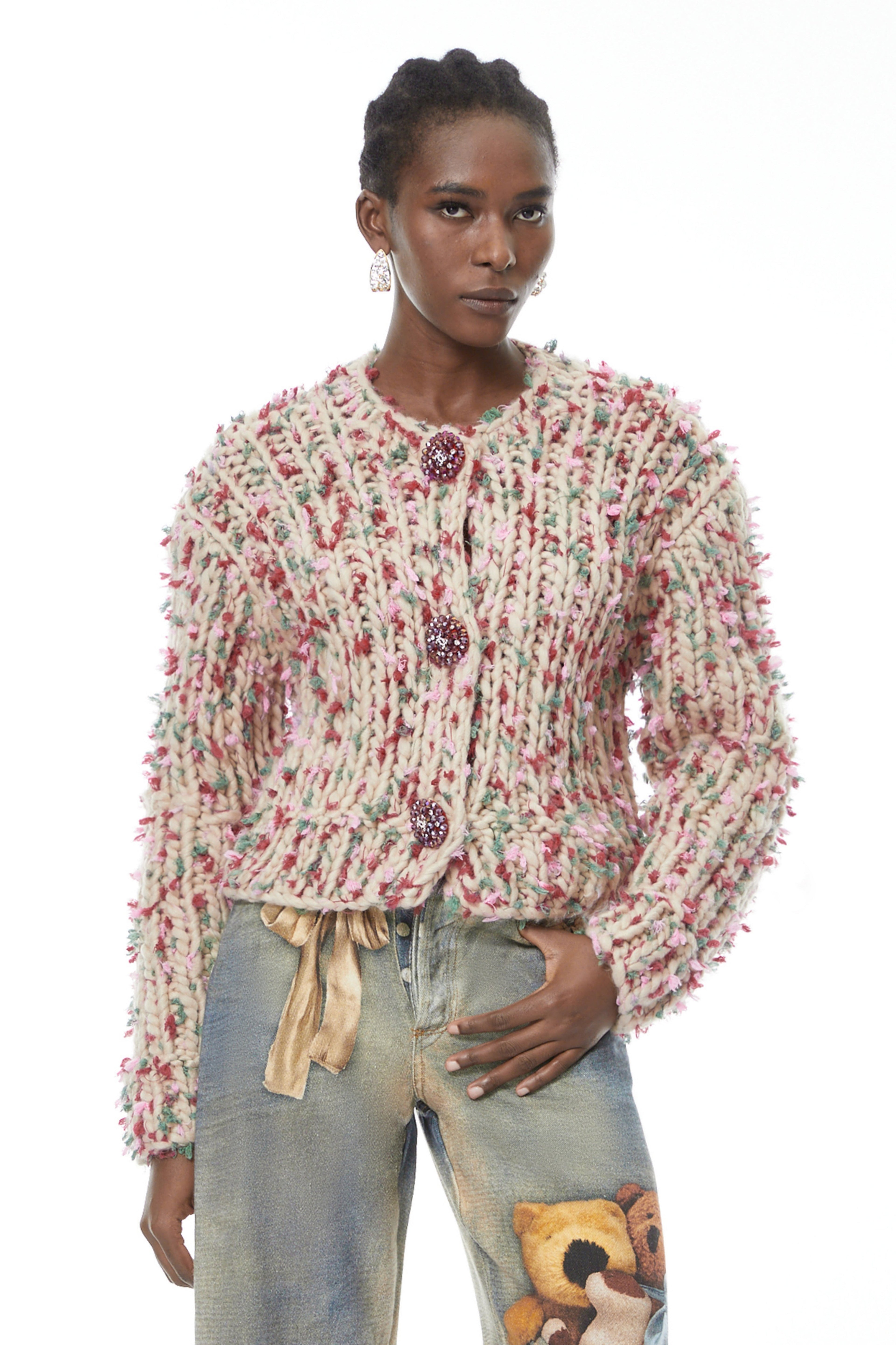 Suéter de punto floral neutro Mélisande de la marca MRMelbourne, con diseño floral y textura suave, en tonos neutros y elegantes.