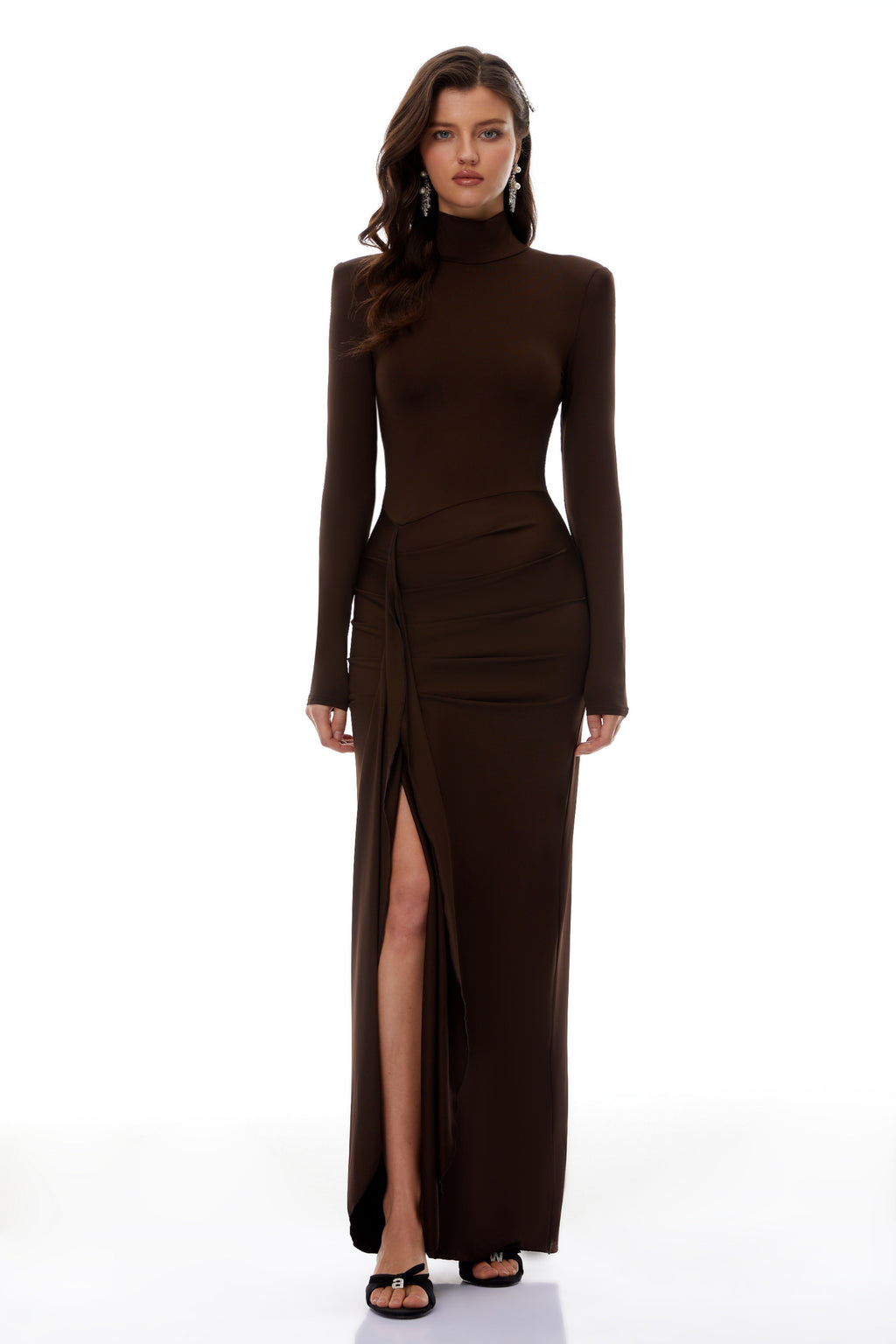 Vestido maxi marrón Neve de cuello alto con nudo retorcido, estilo elegante para ocasiones formales.