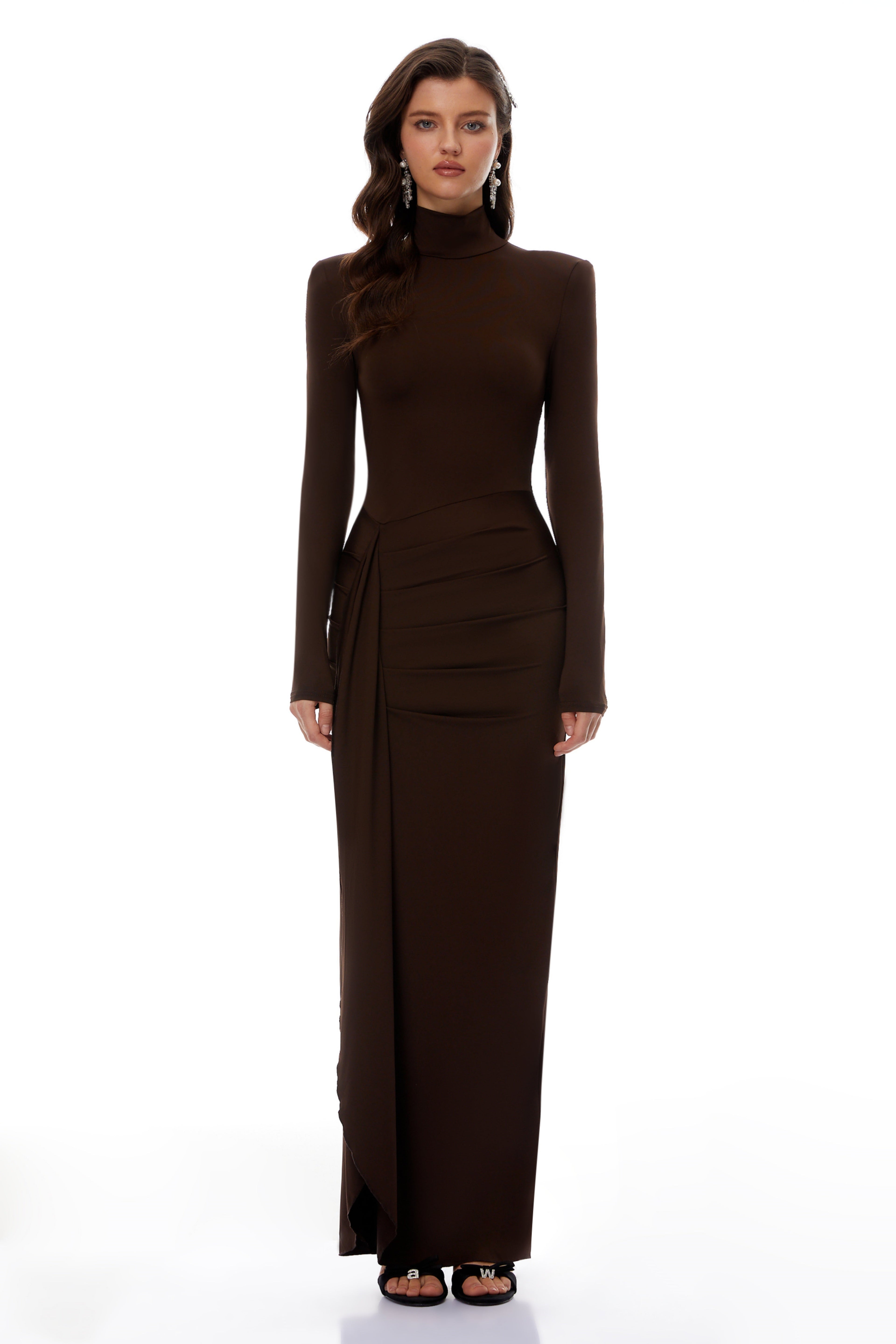 Vestido largo maxi Neve Brown de cuello alto y nudo, vestido de noche de la marca Bridal, con diseño elegante y ajustado en la parte superior.