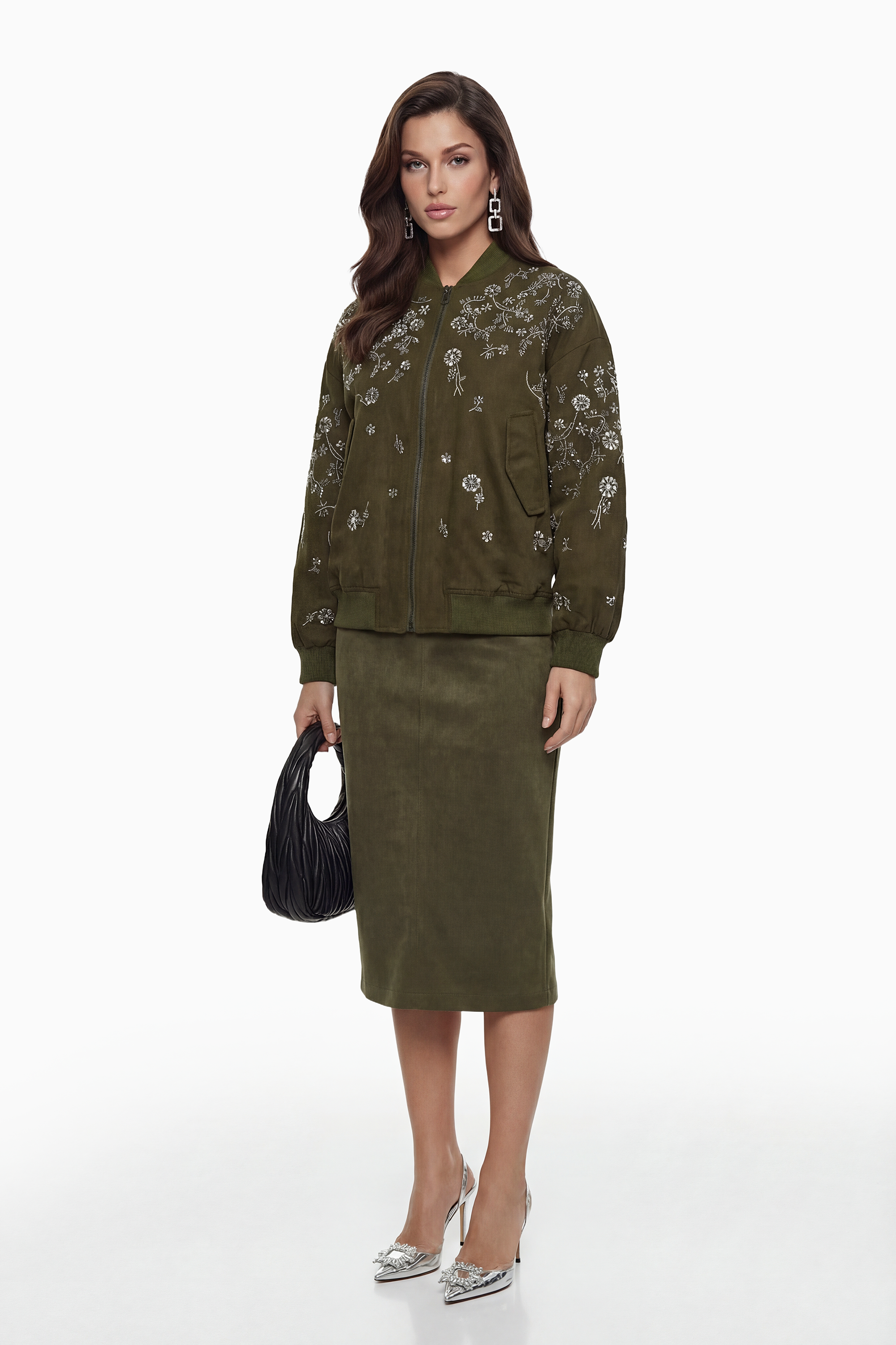 Chaqueta verde Nicole de MRNewyork con bordado floral en la parte frontal y detalles elegantes.
