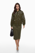 Chaqueta Nicole verde con bordado floral de la marca MRNewyork, vista frontal en color verde y detalles de bordado en la parte superior