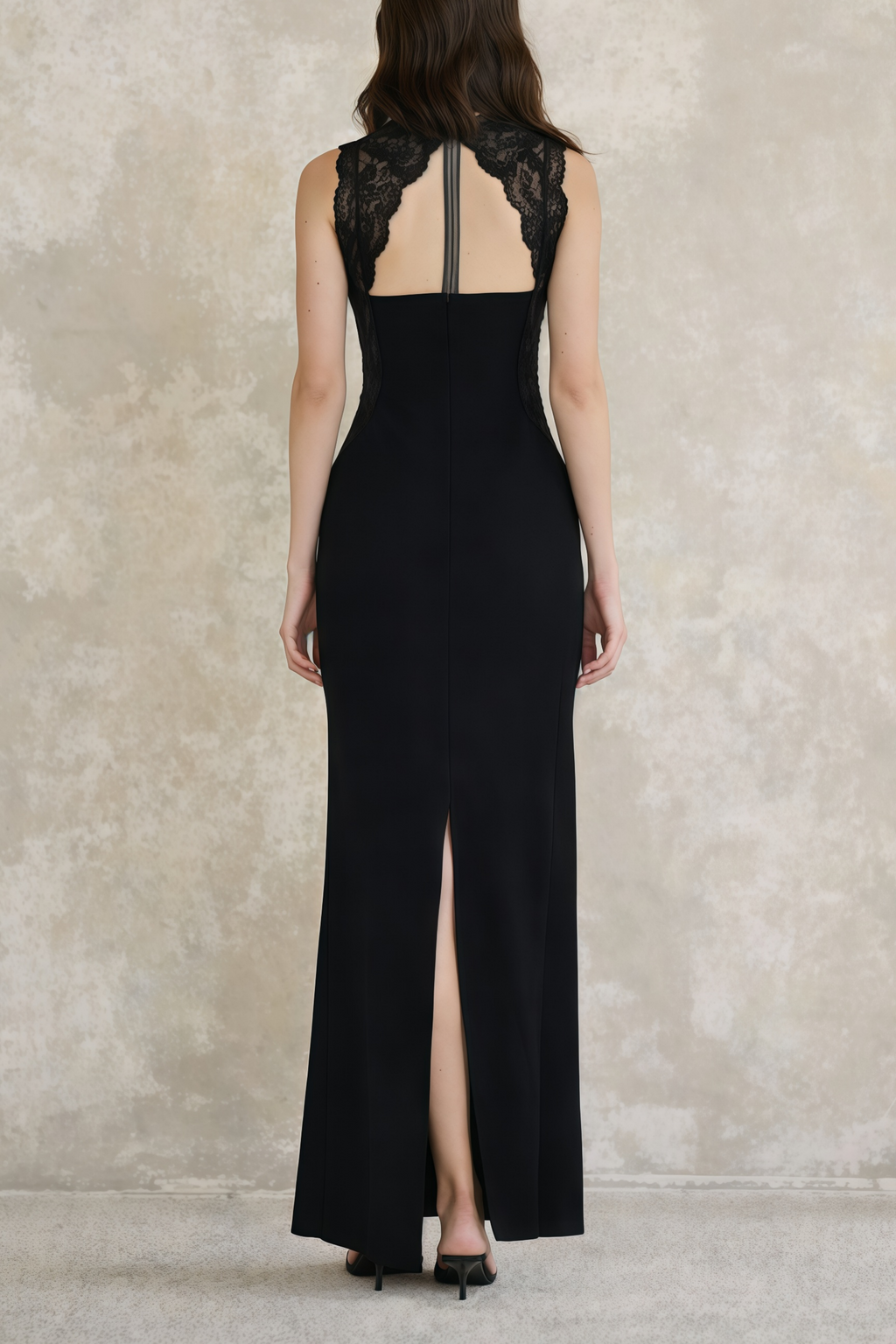 Vestido largo negro de encaje con recortes de la marca MRNewyork, diseñado para una apariencia elegante y moderna.