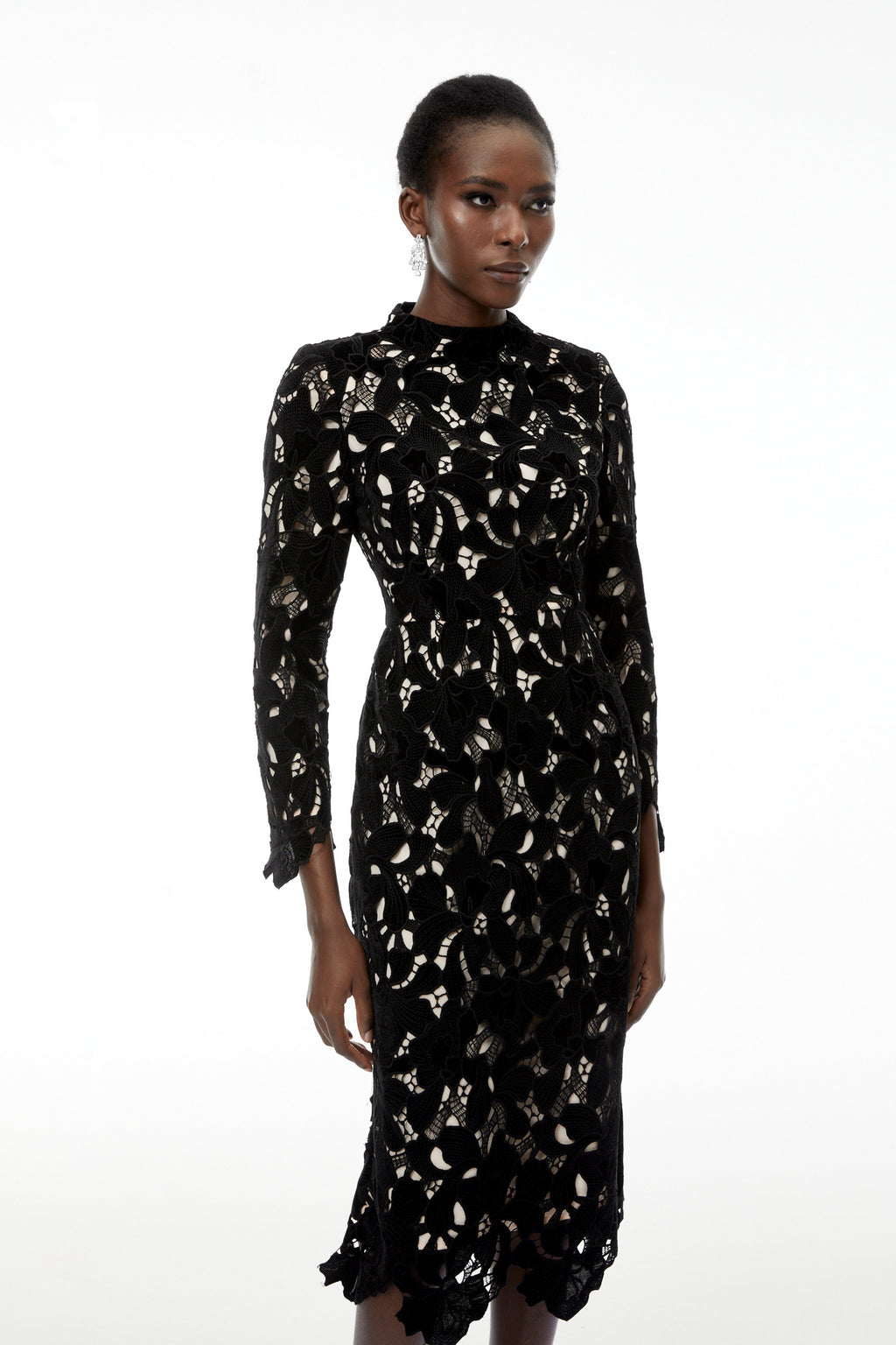 Vestido midi negro con bordado floral y recortes en encaje, estilo elegante de MRMelbourne, en la imagen.