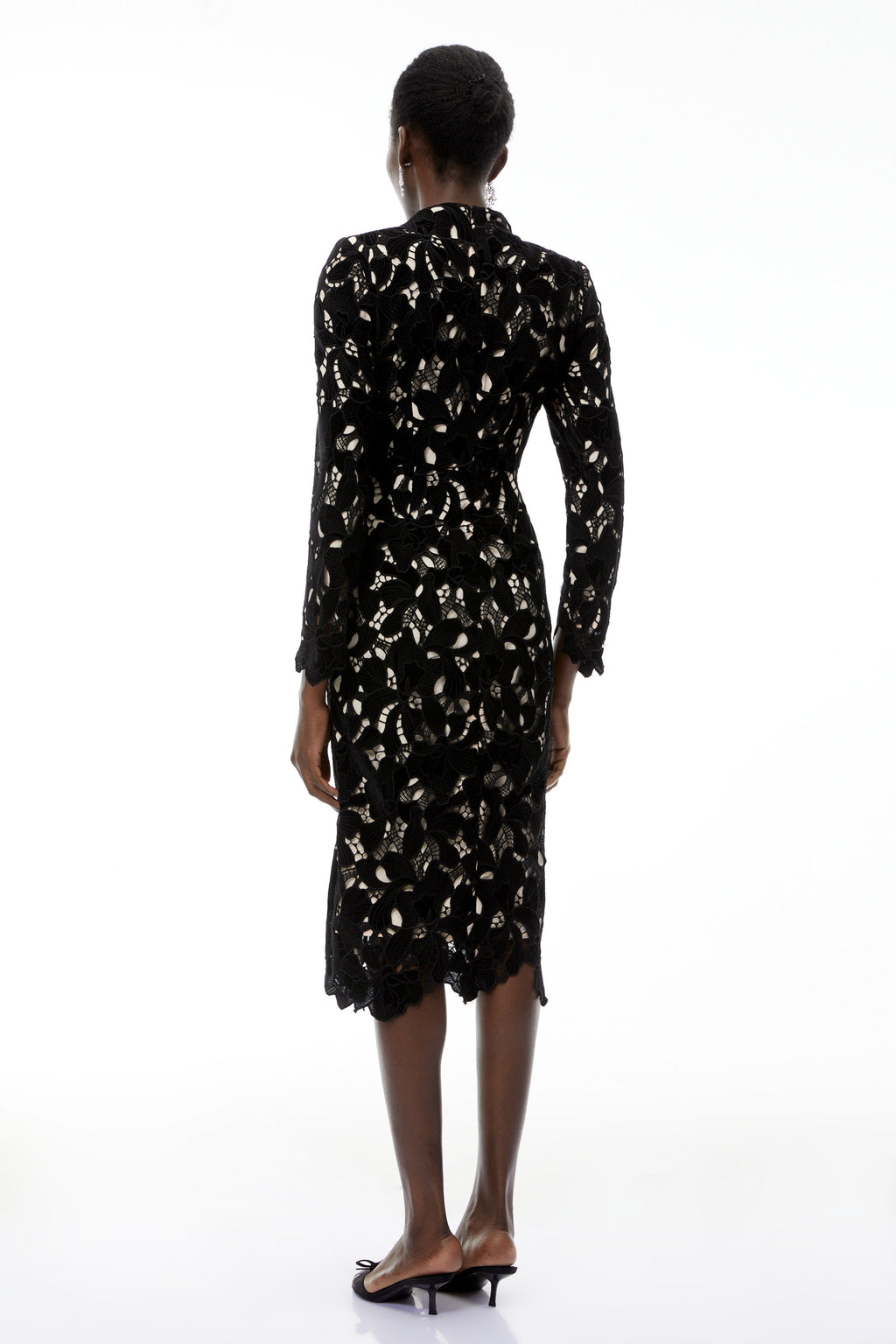 Vestido midi negro con bordado floral y detalles de encaje, de la marca MRMelbourne, con corte y diseño elegante.