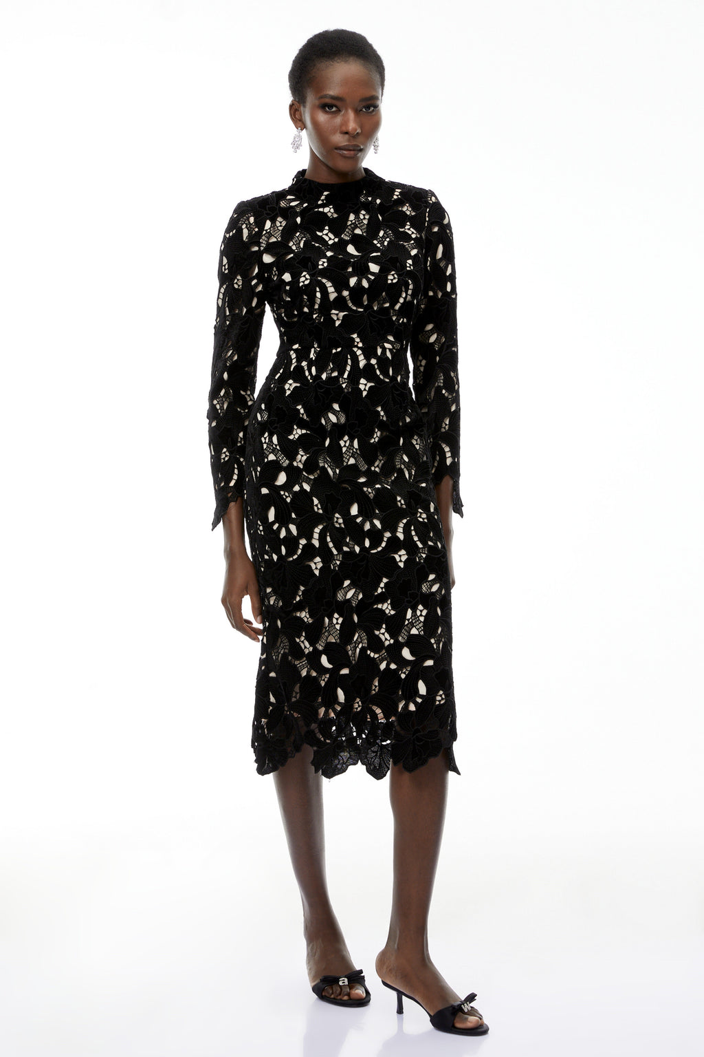 Vestido midi negro con bordado floral y detalles de encaje, de la marca MRMelbourne, con cortes elegantes en la imagen.