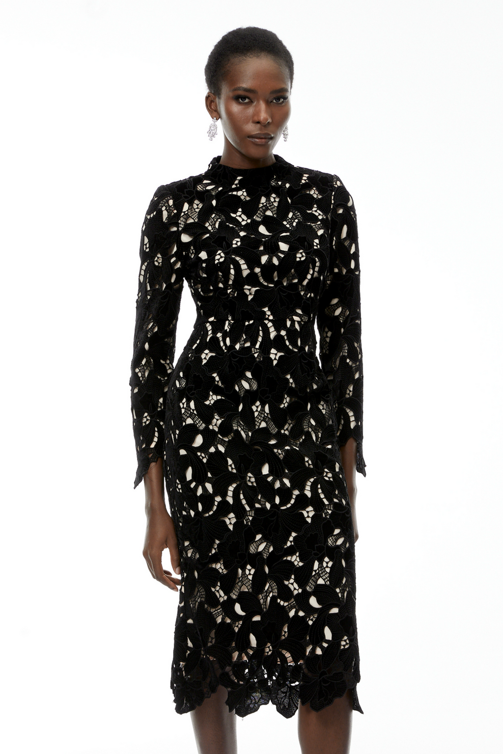 Vestido midi negro con bordado floral y detalles de encaje, de la marca MRMelbourne, con corte de recorte y estilo elegante.