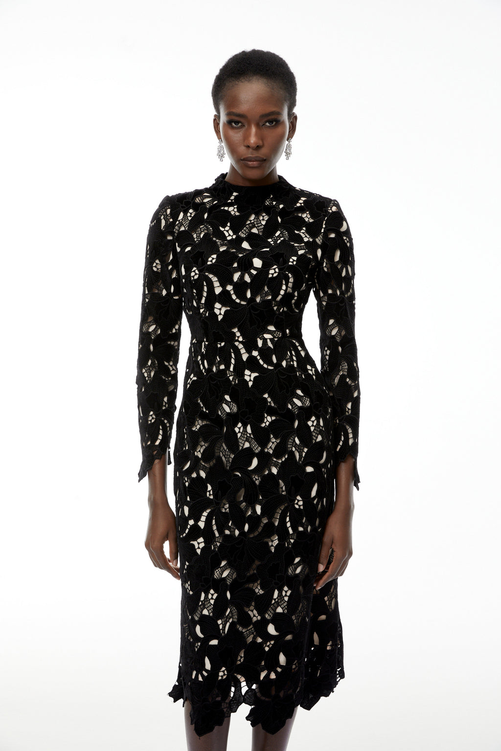 Vestido midi negro con bordado floral y detalles de encaje, de la marca MRMelbourne, vista frontal con corte en la cintura.