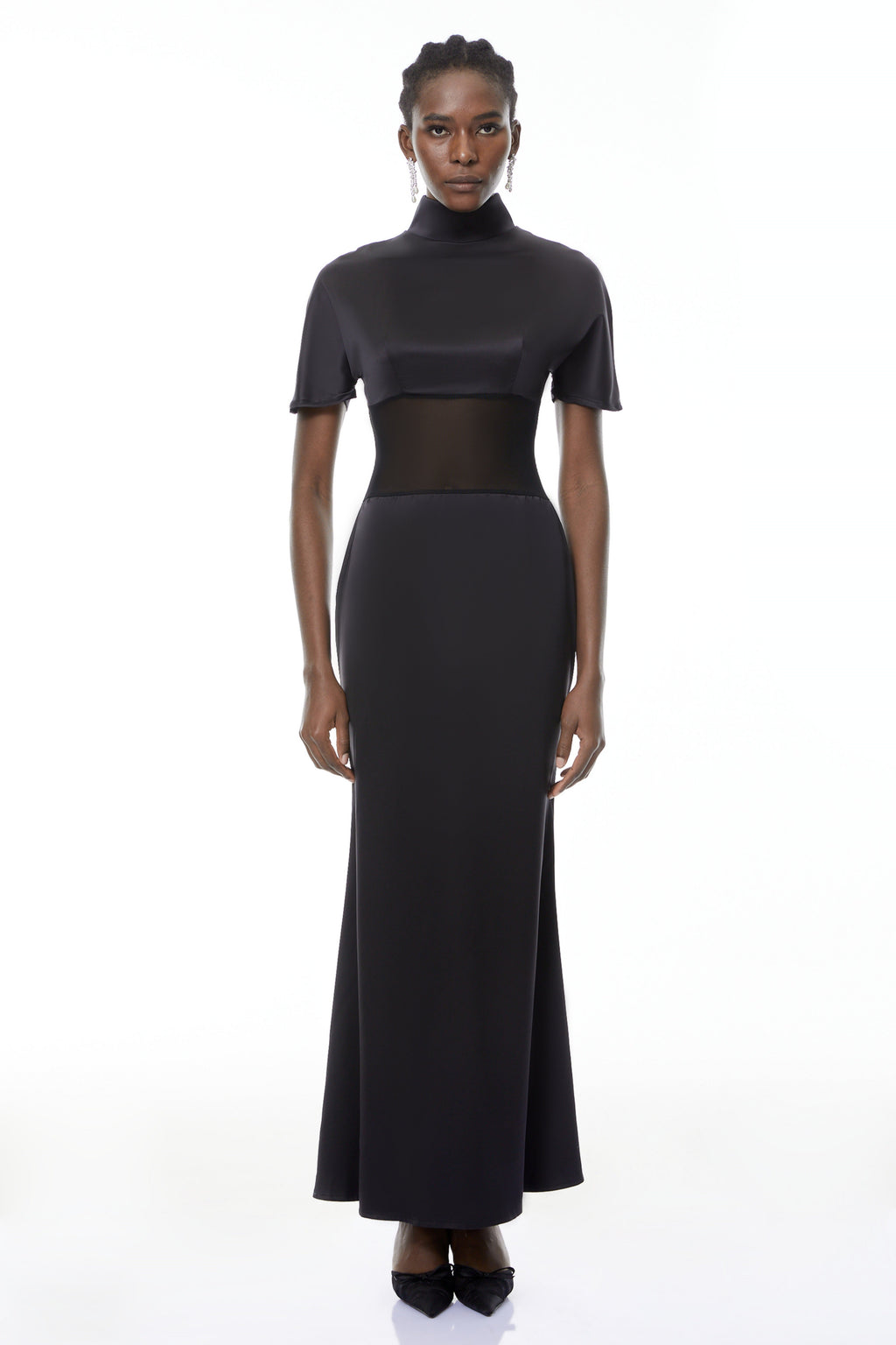 Vestido largo negro Odelia de MRTokyo con cuello alto y tela transparente, diseño elegante y sofisticado.