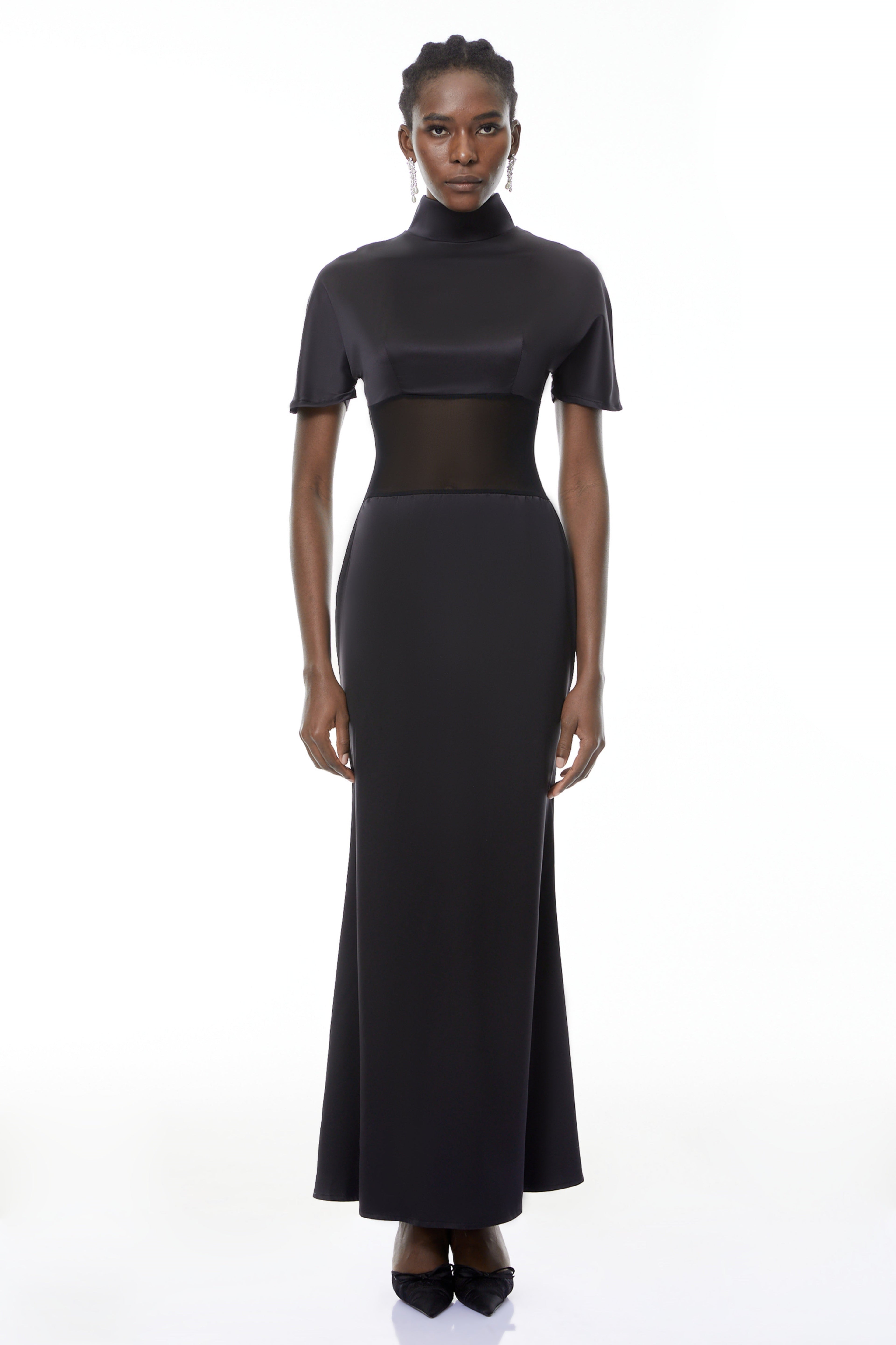 Vestido largo negro Odelia de MRTokyo con cuello alto y tela transparente, diseño elegante y sofisticado.