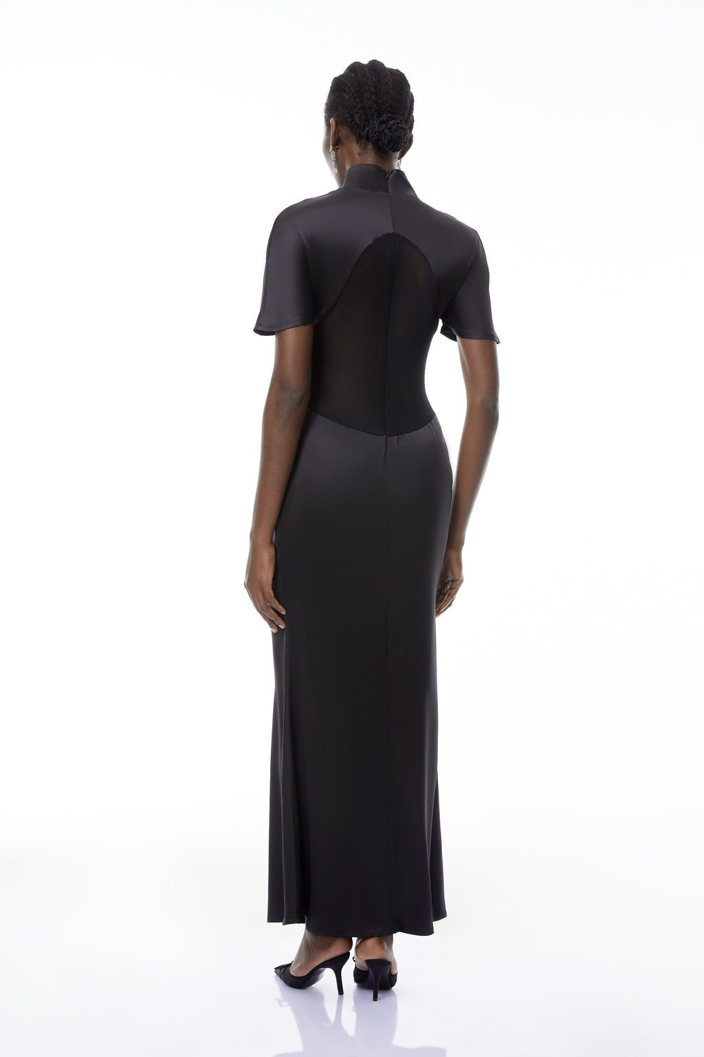 Vestido largo negro de cuello alto y transparente de MRTokyo, estilo maxi con detalles elegantes y tejido delicado.