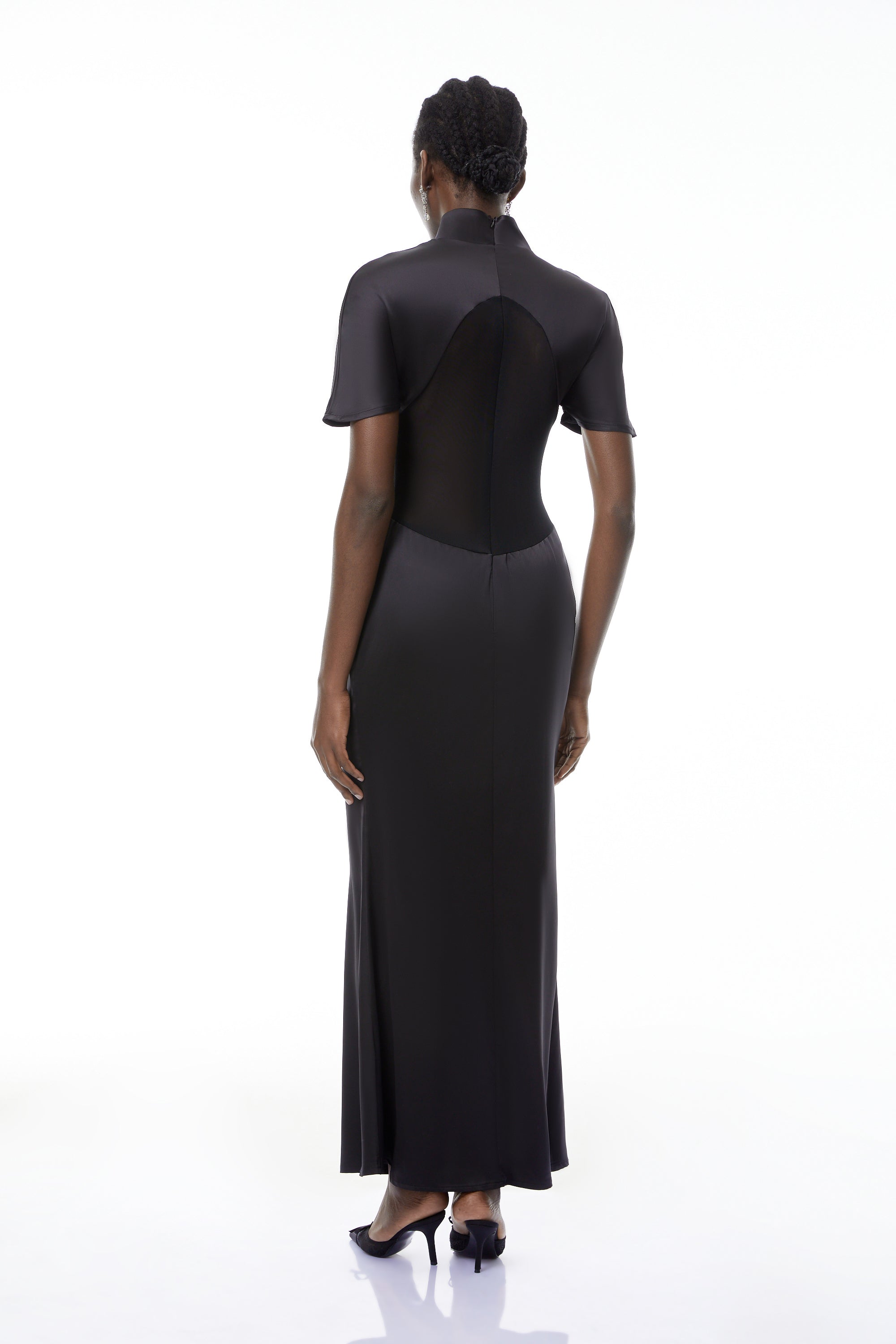 Vestido largo negro de cuello alto y transparente de MRTokyo, estilo maxi con detalles elegantes y tejido delicado.