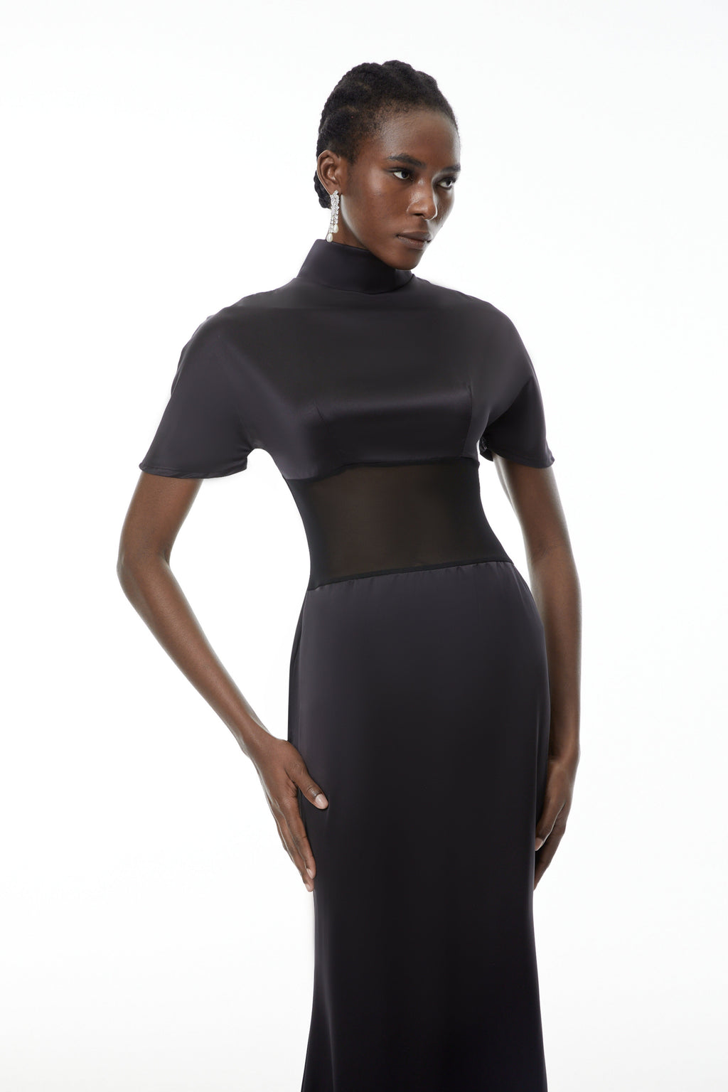Vestido largo negro Odelia MRTokyo con cuello alto y tela transparente, diseñado para un estilo elegante y sofisticado.