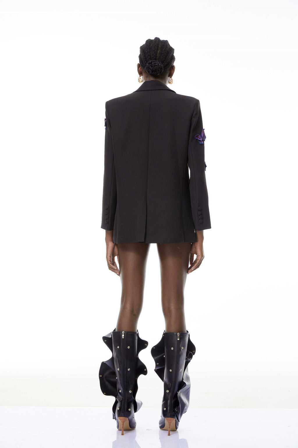 Blazer negro Odette de MRTokyo con bordado de mariposas en la parte frontal, estilo elegante y moderno para mujer.