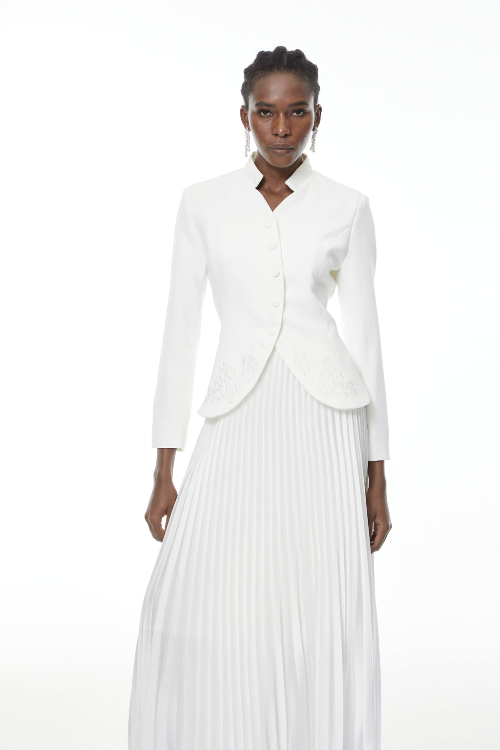 Conjunto de blazer y falda plisada con bordado floral blanco Olivia de MRTokyo, vista frontal del conjunto completo.