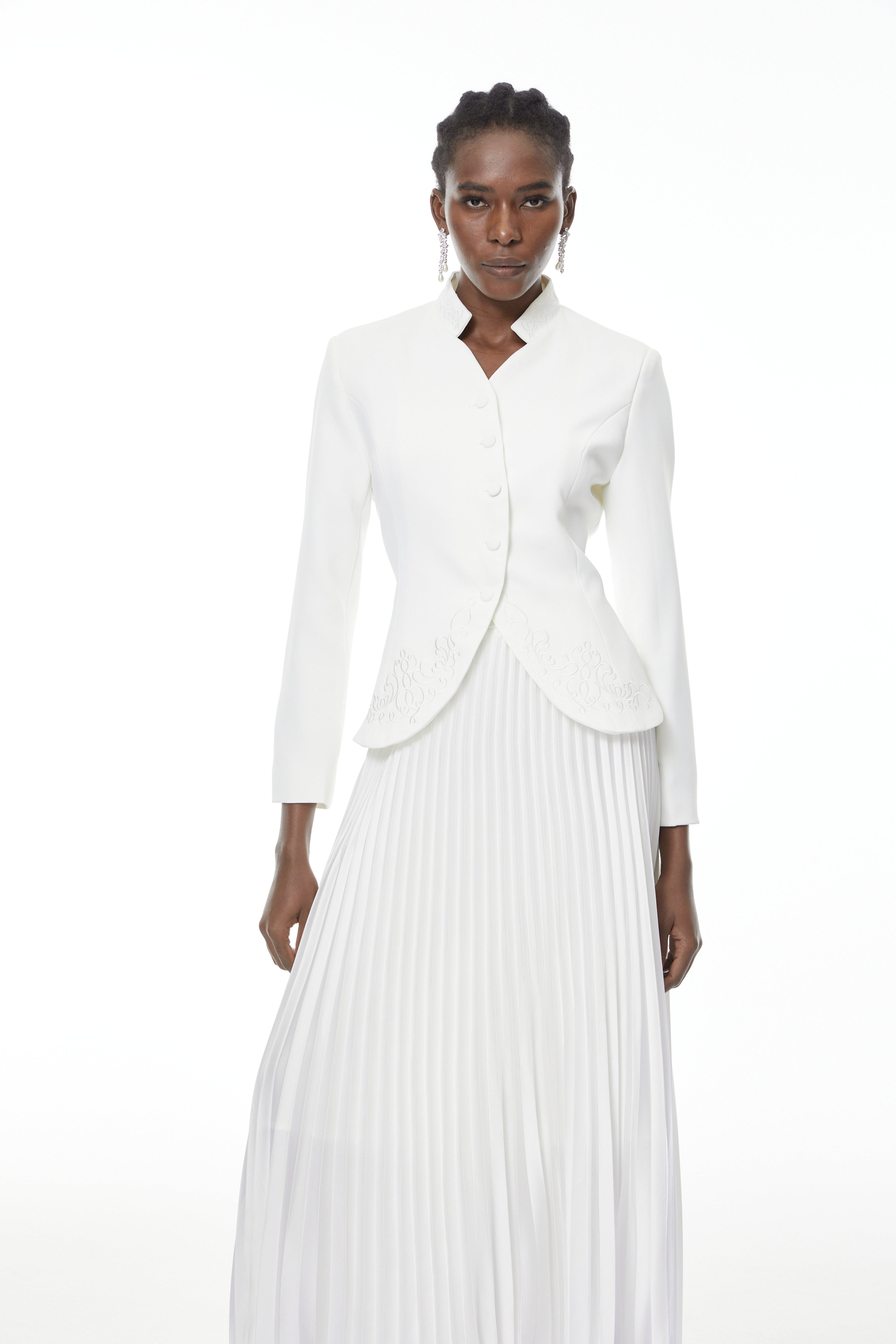 Conjunto de blazer y falda plisada con bordado floral blanco Olivia de MRTokyo, vista frontal del conjunto completo.