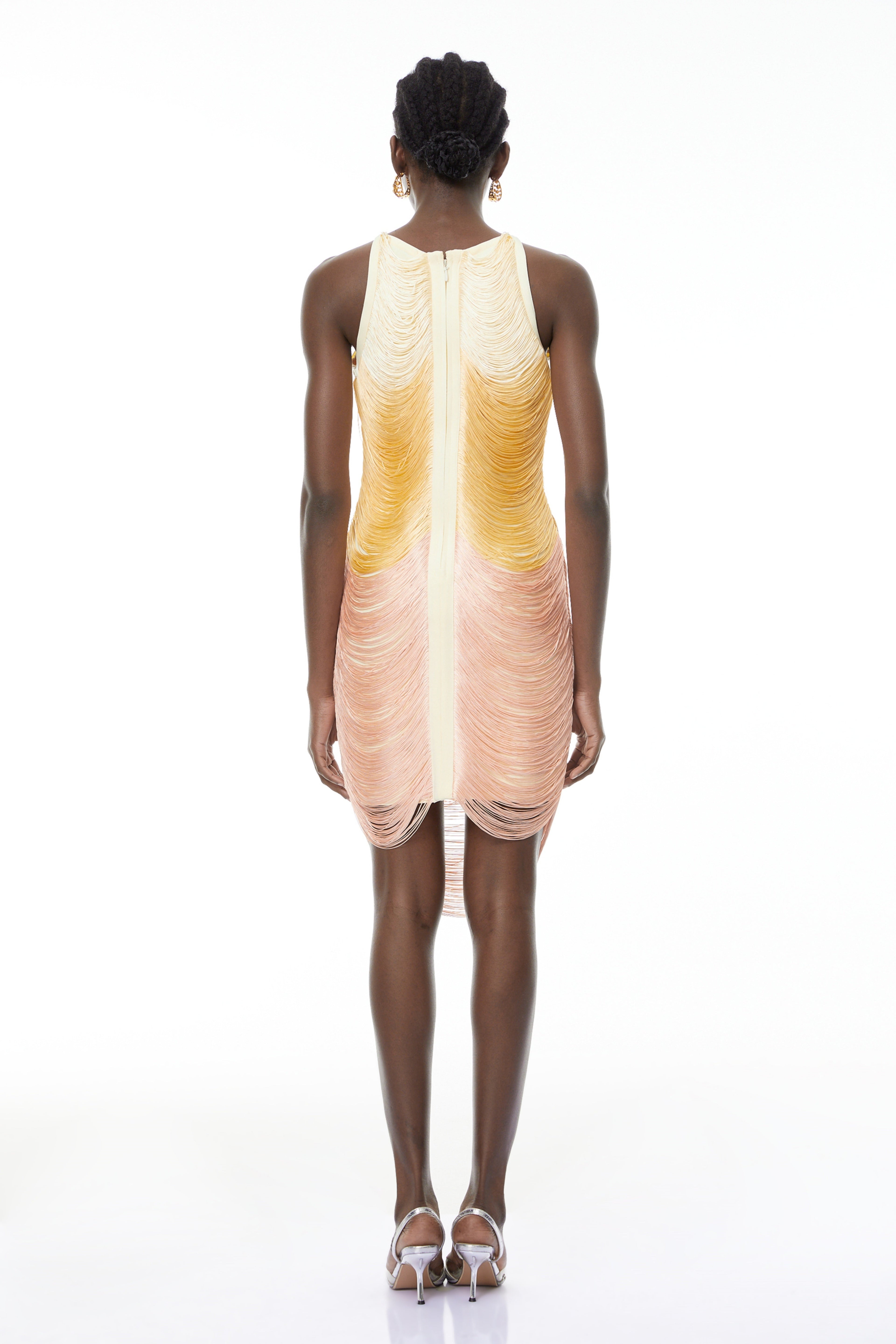 Vestido mini Ondine amarillo con degradado ombré de MRTokyo, con diseño ajustado y tirantes finos.