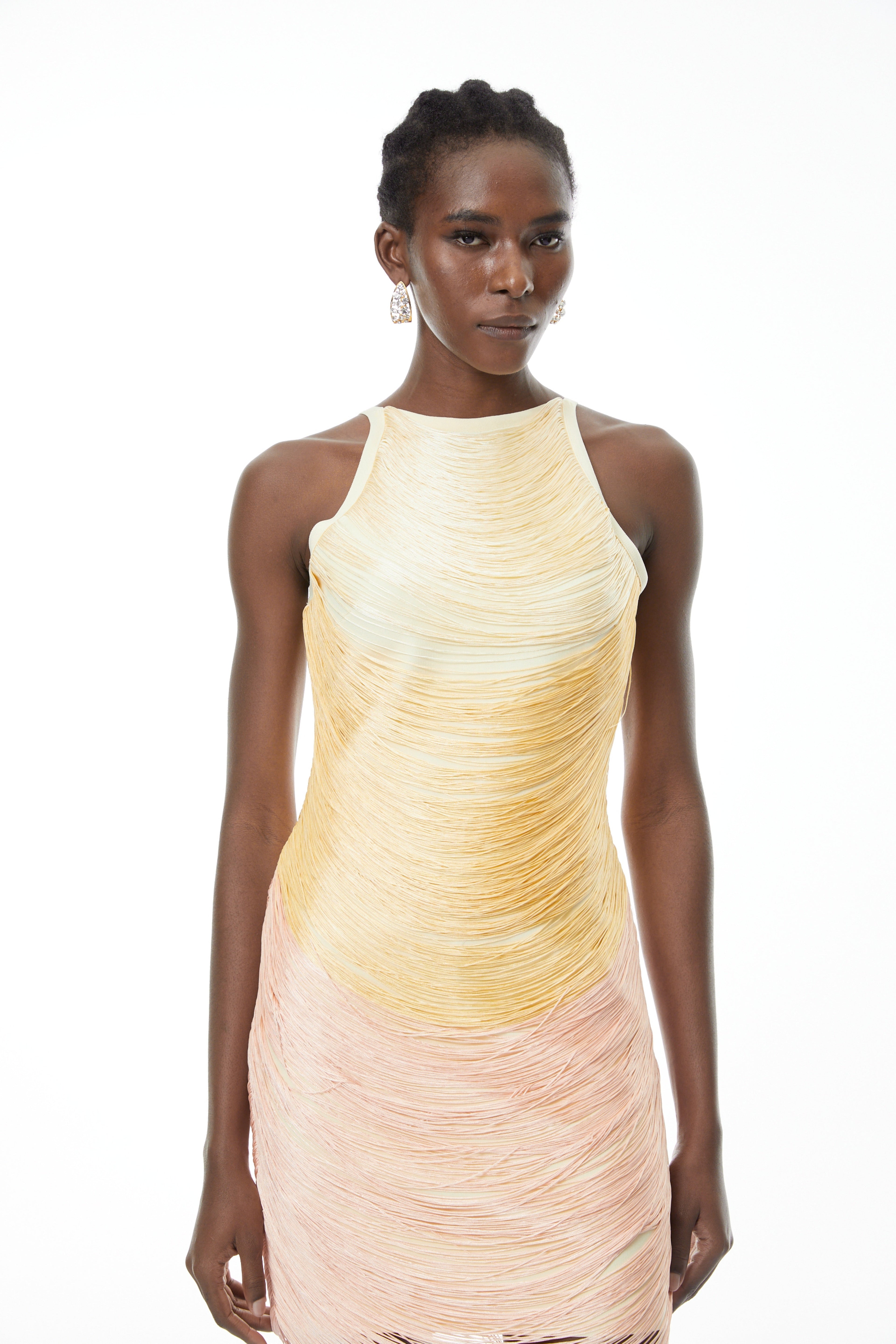 Vestido mini ondulado amarillo con efecto ombré de MRTokyo, mostrando el diseño y la textura del tejido.