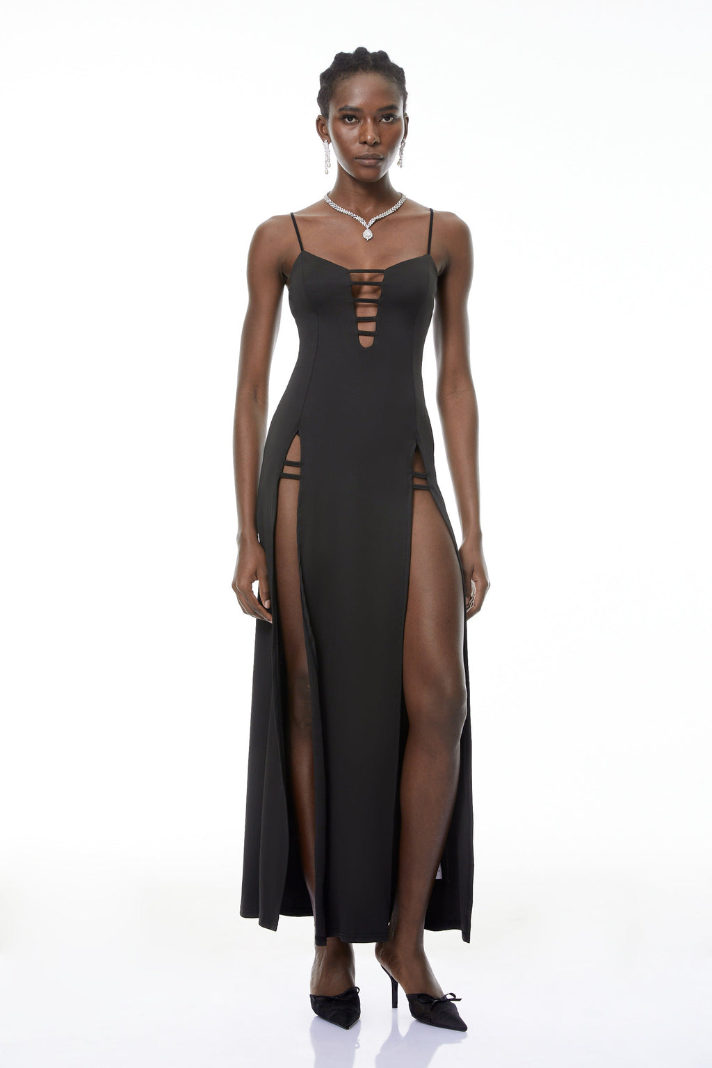 Vestido largo negro Oona de MRTokyo con recortes y alta abertura, vestido maxi elegante y moderno para ocasiones especiales.