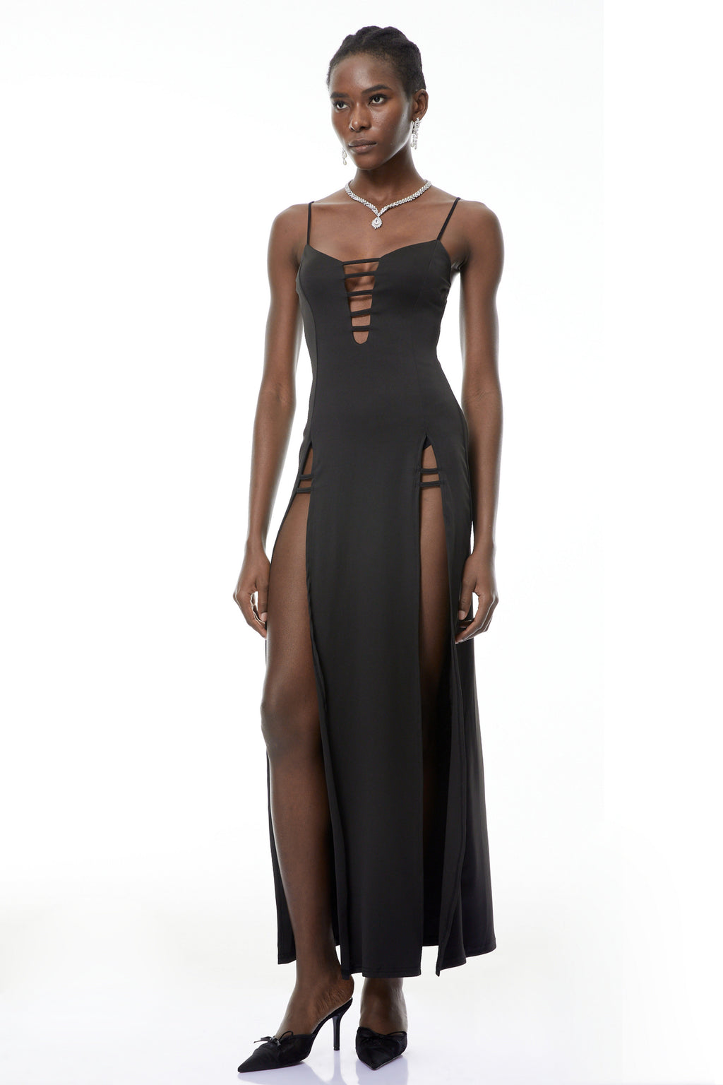 Vestido largo negro Oona de MRTokyo con recortes y alta abertura, diseñado para un estilo elegante y moderno.