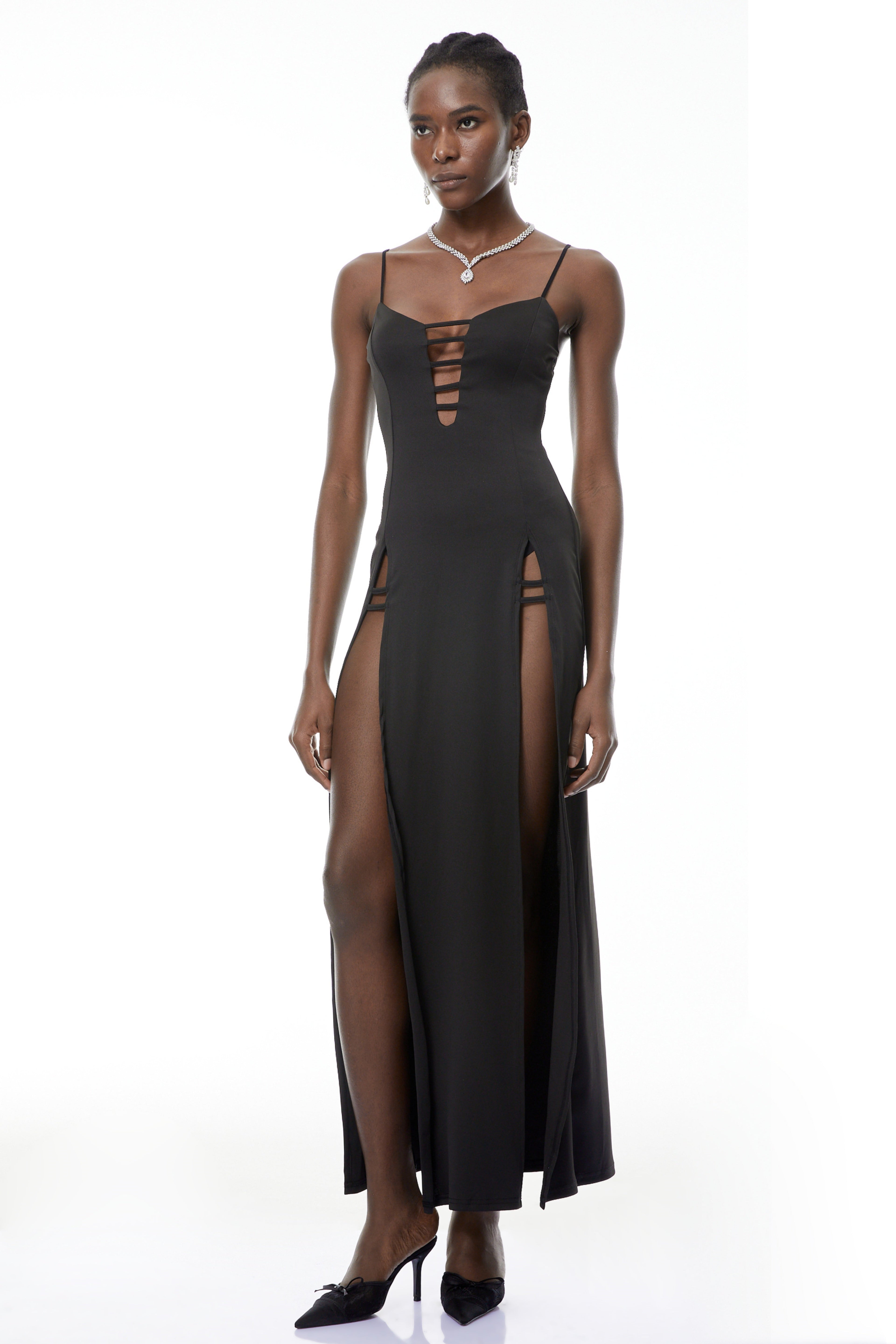 Vestido largo negro Oona de MRTokyo con recortes y alta abertura, diseñado para un estilo elegante y moderno.