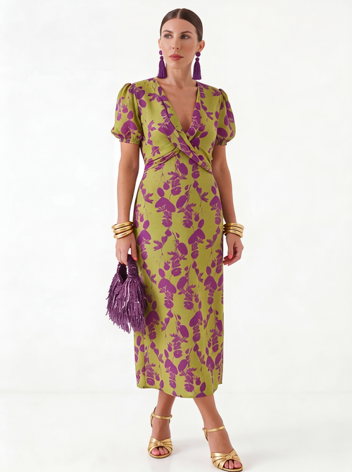 Vestido de primavera Andrea de Lorenza Club con diseño floral y corte elegante, en colores suaves.