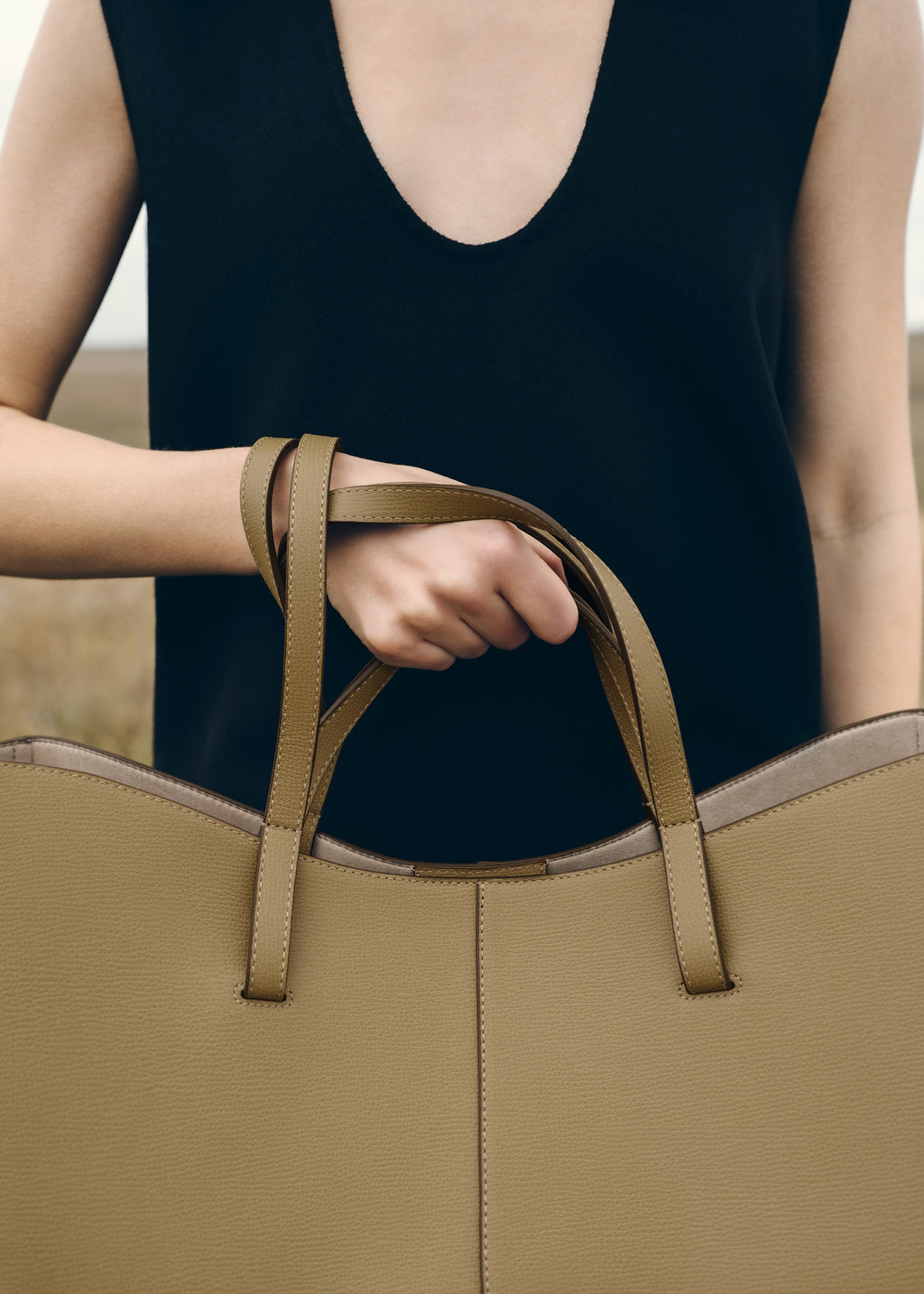 Bolso de mano Polène Cyme en piel oliva ahumada con textura granulado, estilo elegante y moderno.