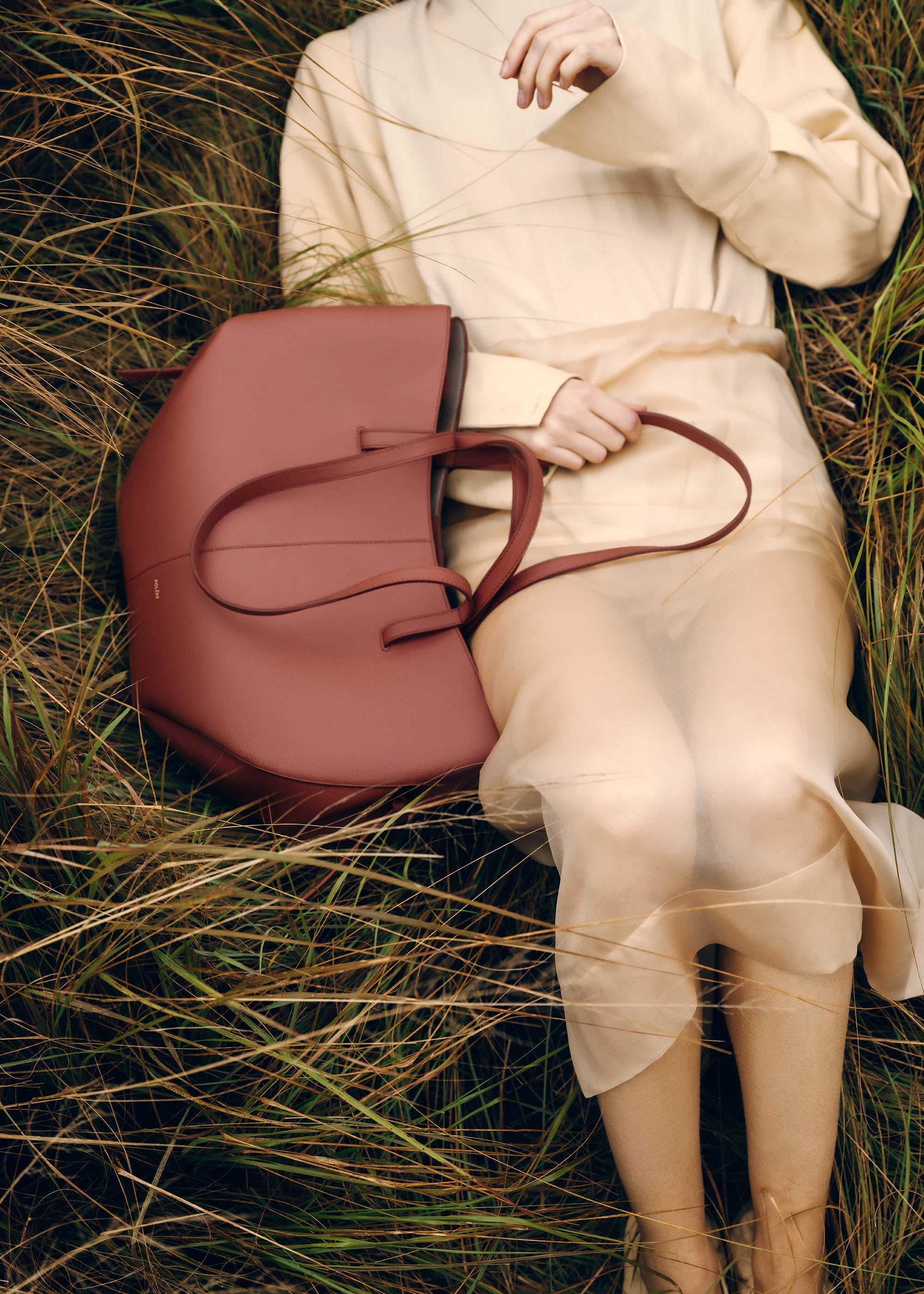 Bolso Polène Cyme en terracota con piel granulada, diseño elegante y textura suave en imagen clara y detallada.