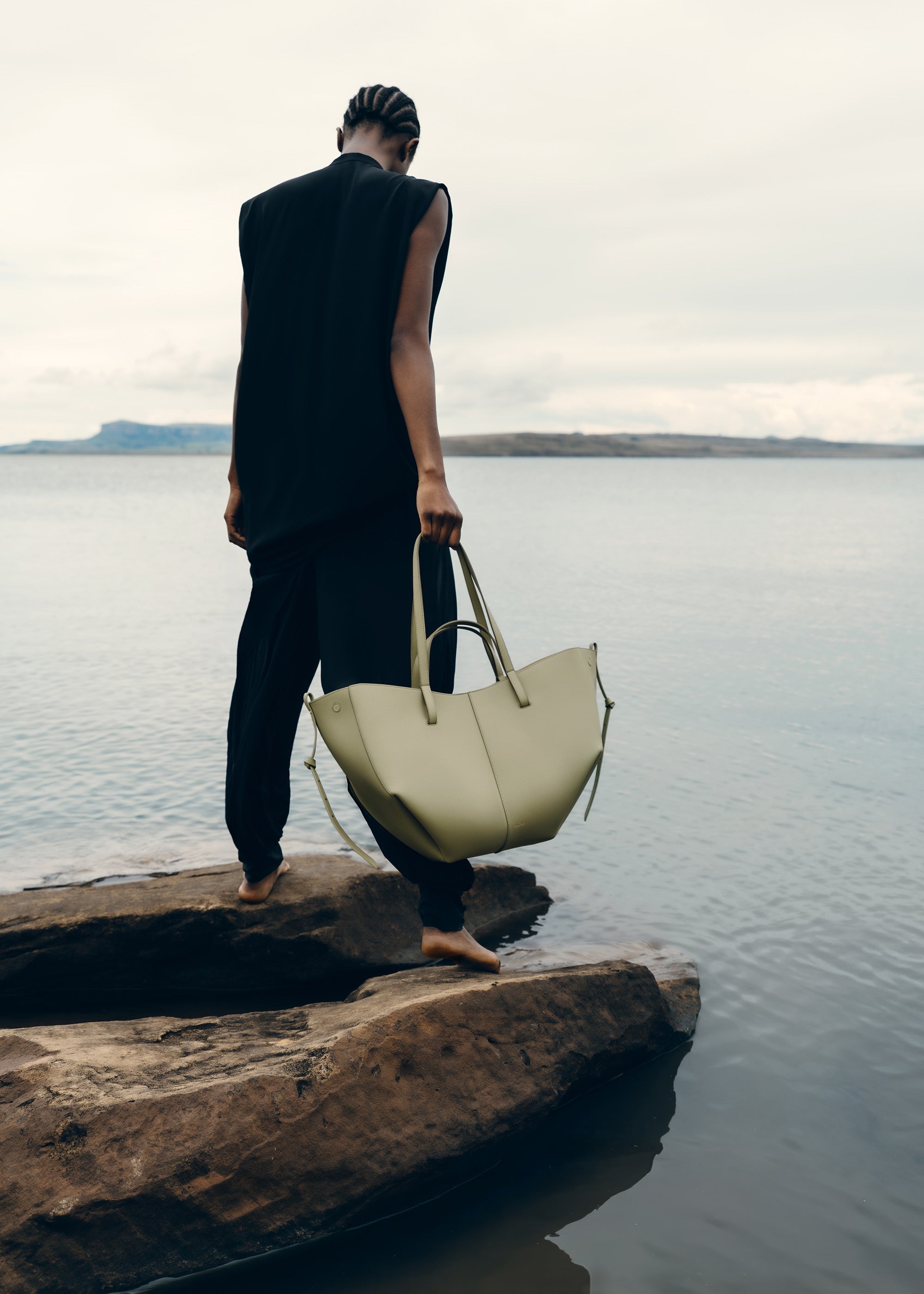 Bolso de mano Polène Cyme Tilo Piel Granulada, diseño elegante en tono natural, con acabado texturizado.