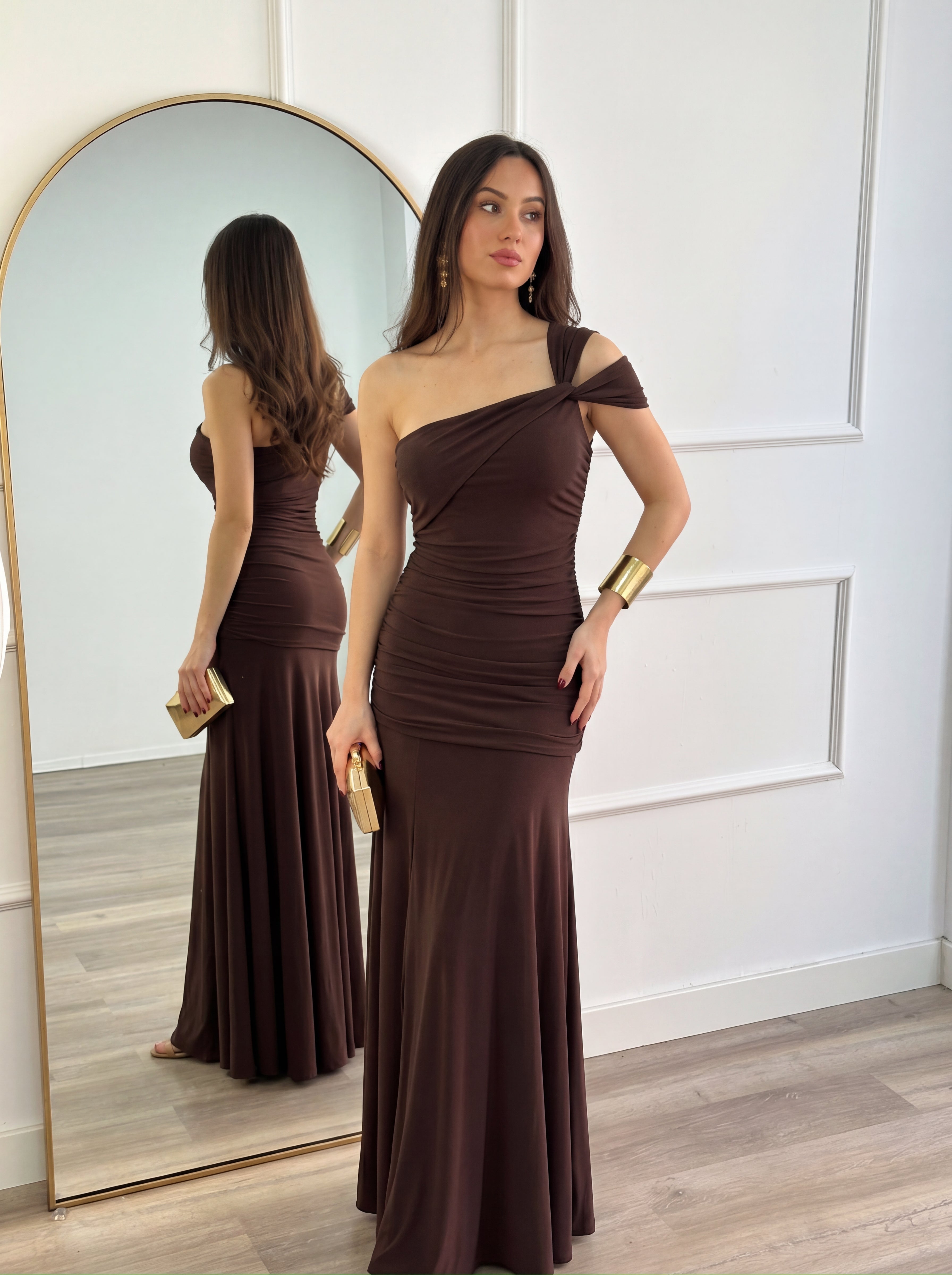 Vestido Andrea de Elara Voss, vestido largo y elegante con detalles en la parte superior y falda fluida en color neutro.