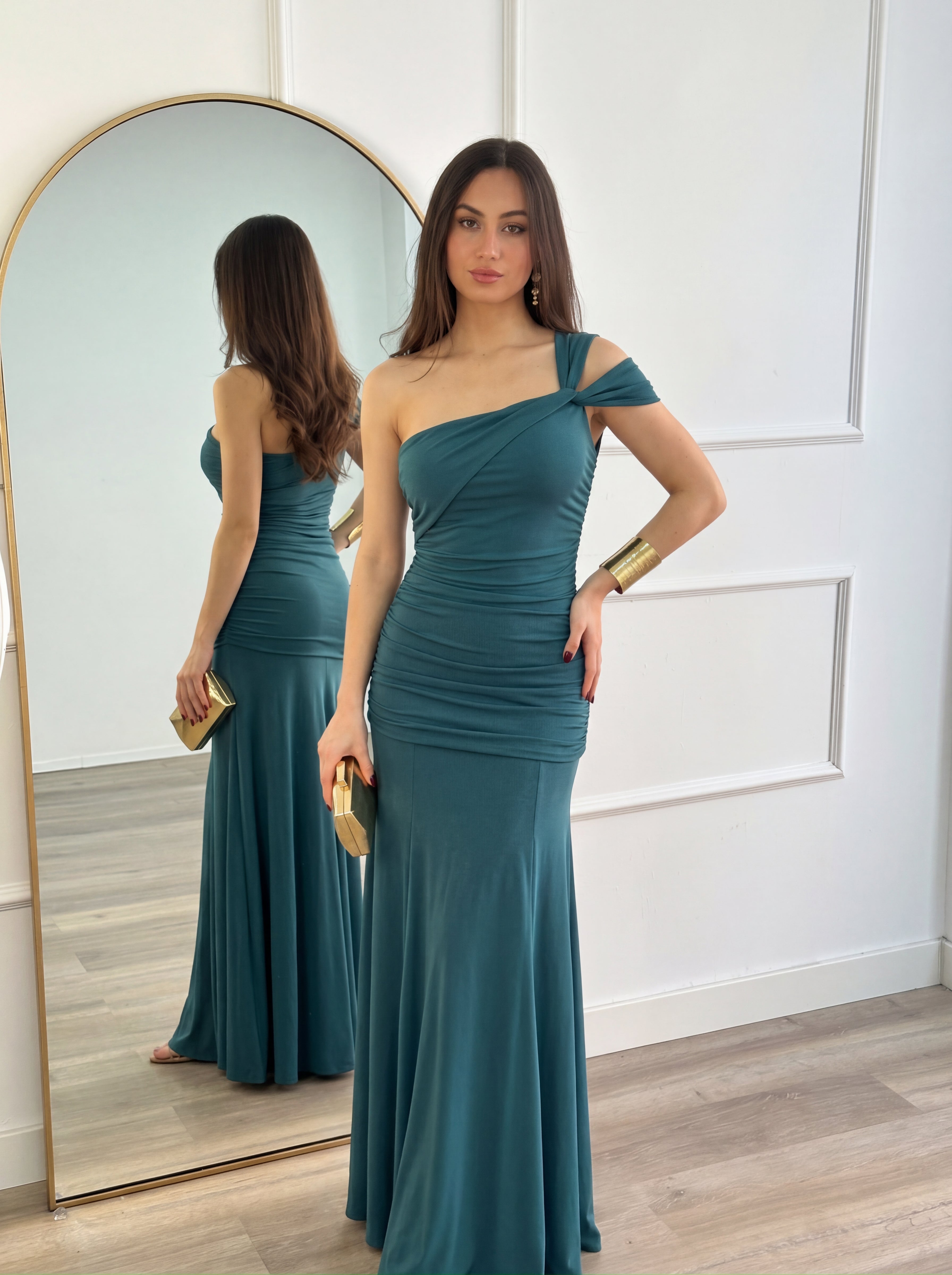 Vestido Andrea de Elara Voss, vestido largo de tela suave con detalles elegantes y diseño moderno.