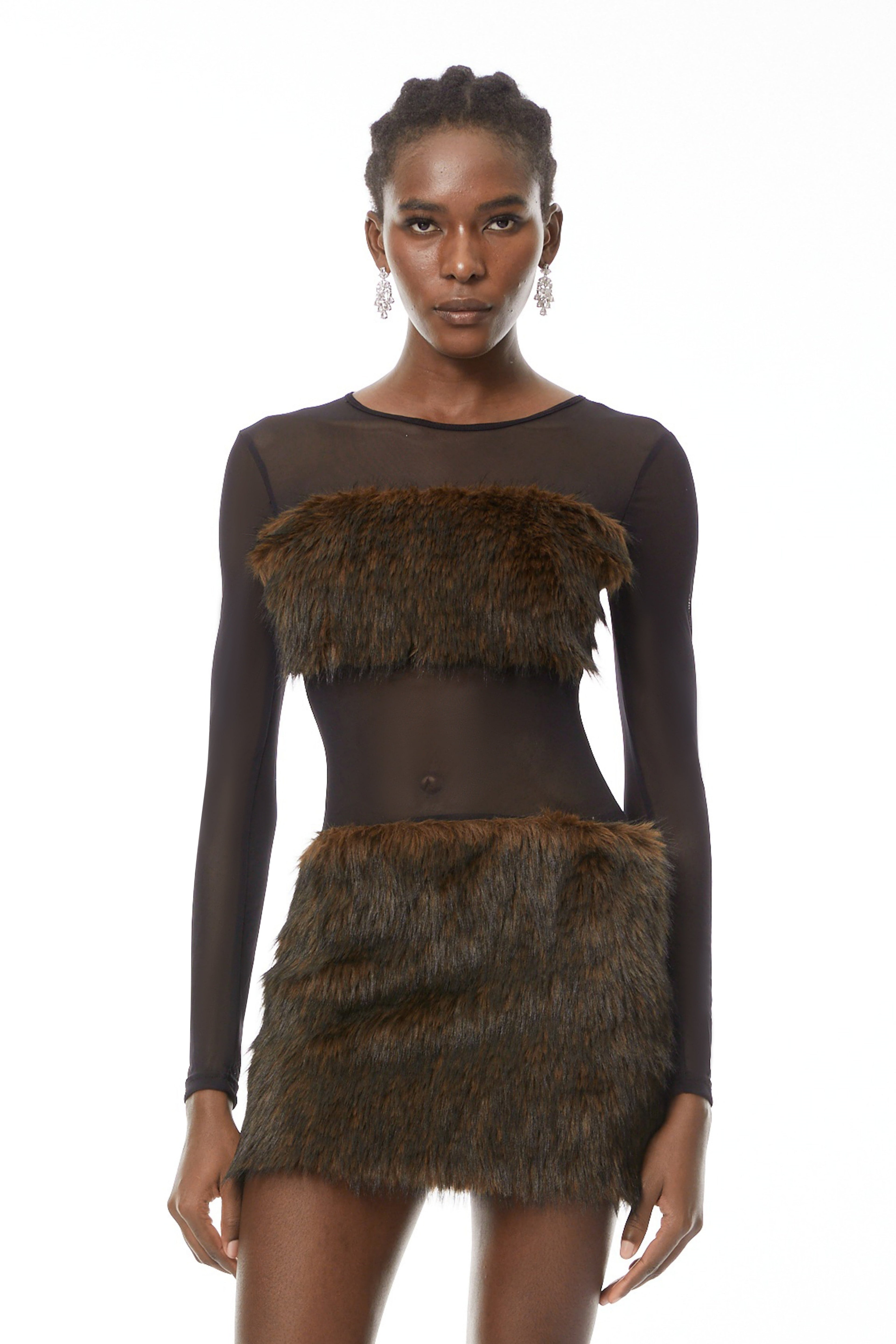 Vestido mini de paneles de peluche marrón Paloma de MRTokyo, con diseño elegante y detalles de felpa suave.