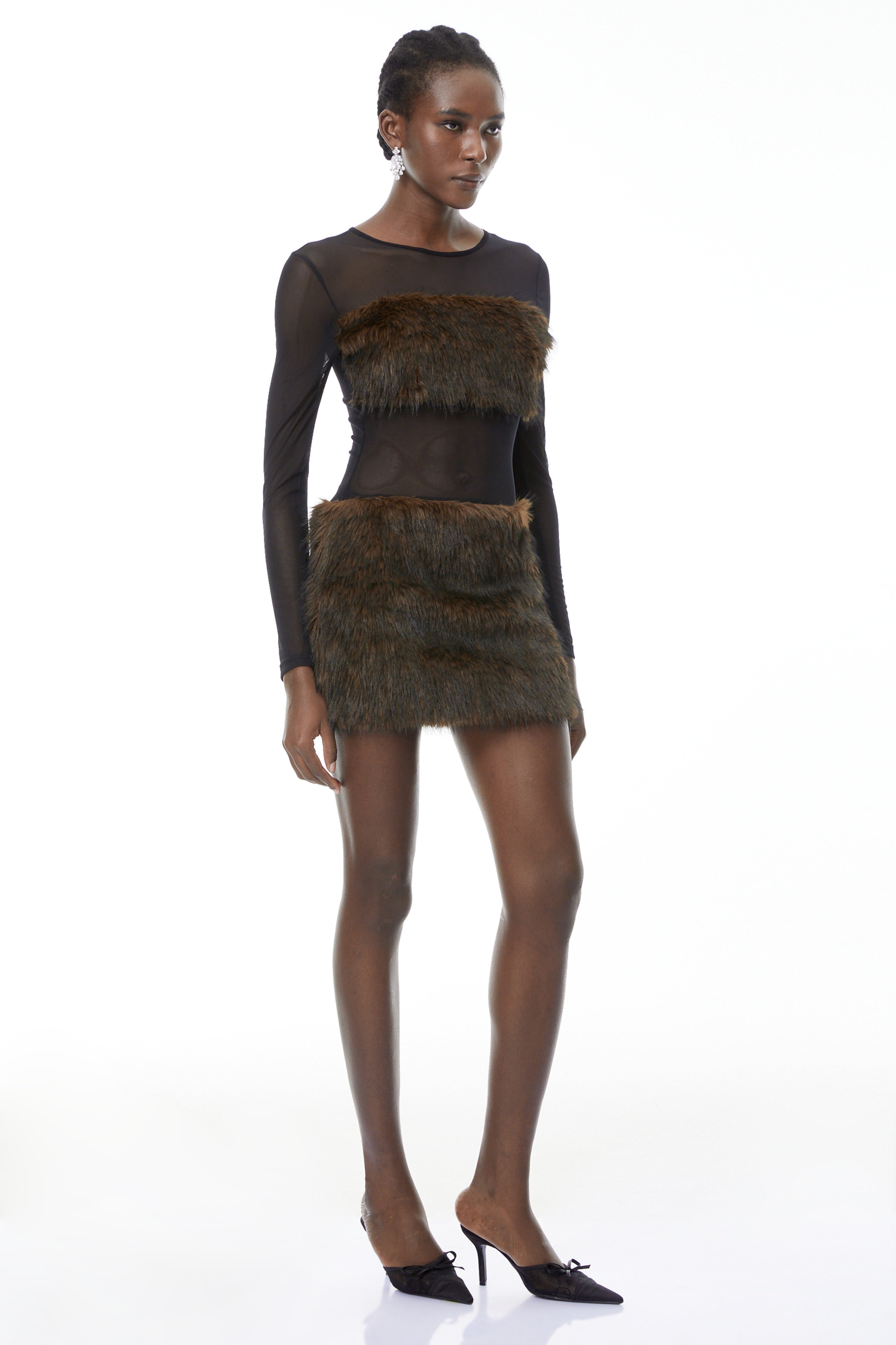 Vestido mini marrón con panel de pelaje sintético de MRTokyo, estilo elegante y moderno para ocasiones especiales.