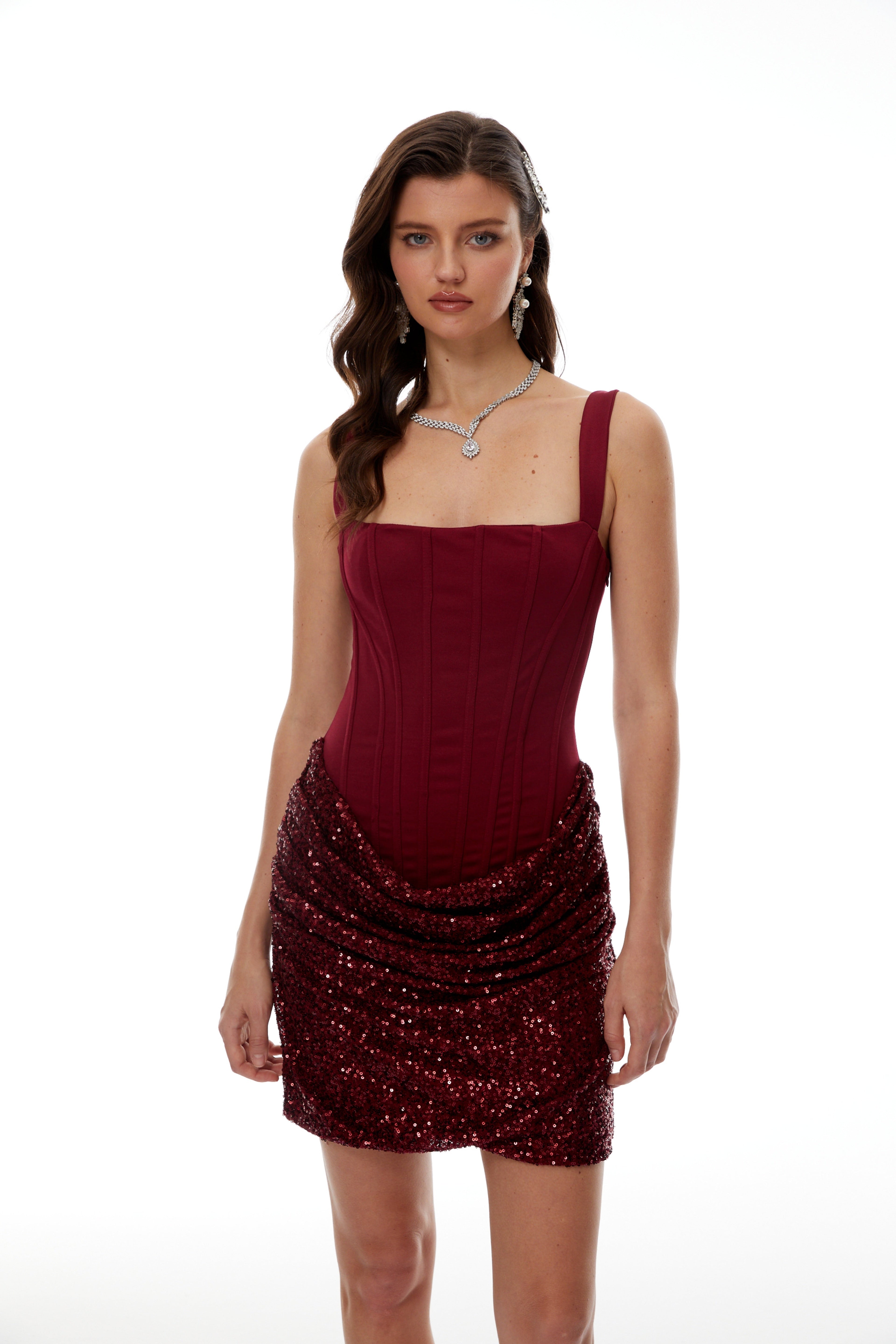 Vestido mini ajustado rojo con adornos y fruncido de la marca Bridal, diseñado para ocasiones elegantes.