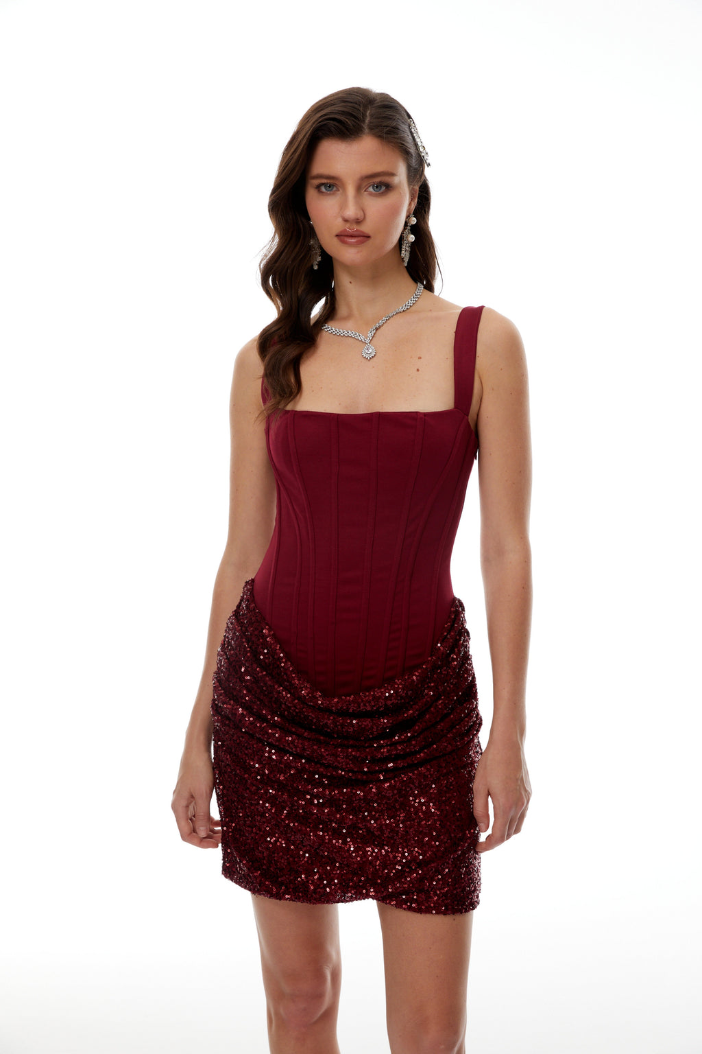 Vestido mini ajustado rojo con adornos y fruncido de la marca MRNewyork, con detalles brillantes y estilo elegante.