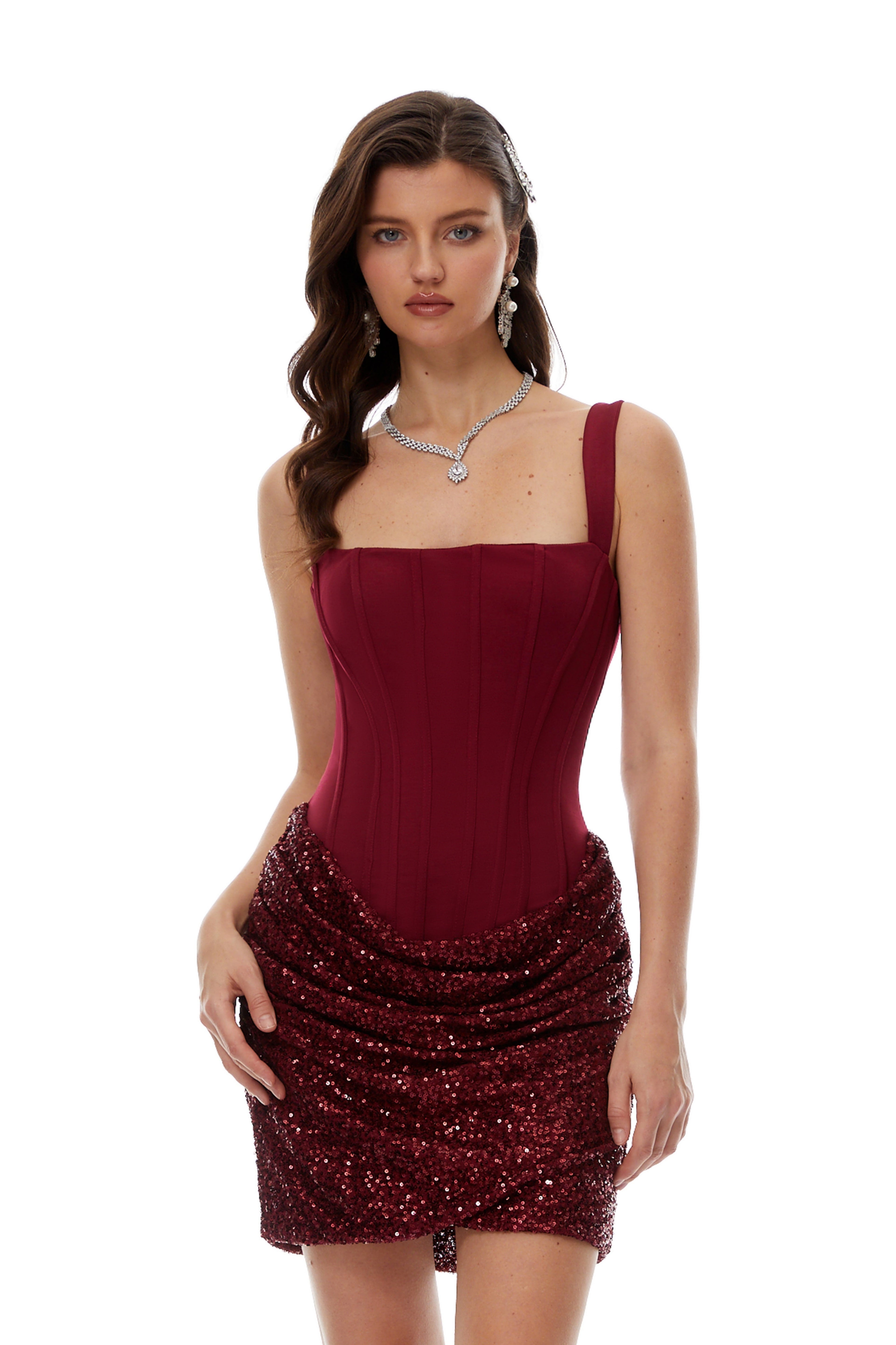 Vestido mini ajustado rojo de MRNewyork con adornos y detalles fruncidos, vestido de cuerpo ceñido y elegante.