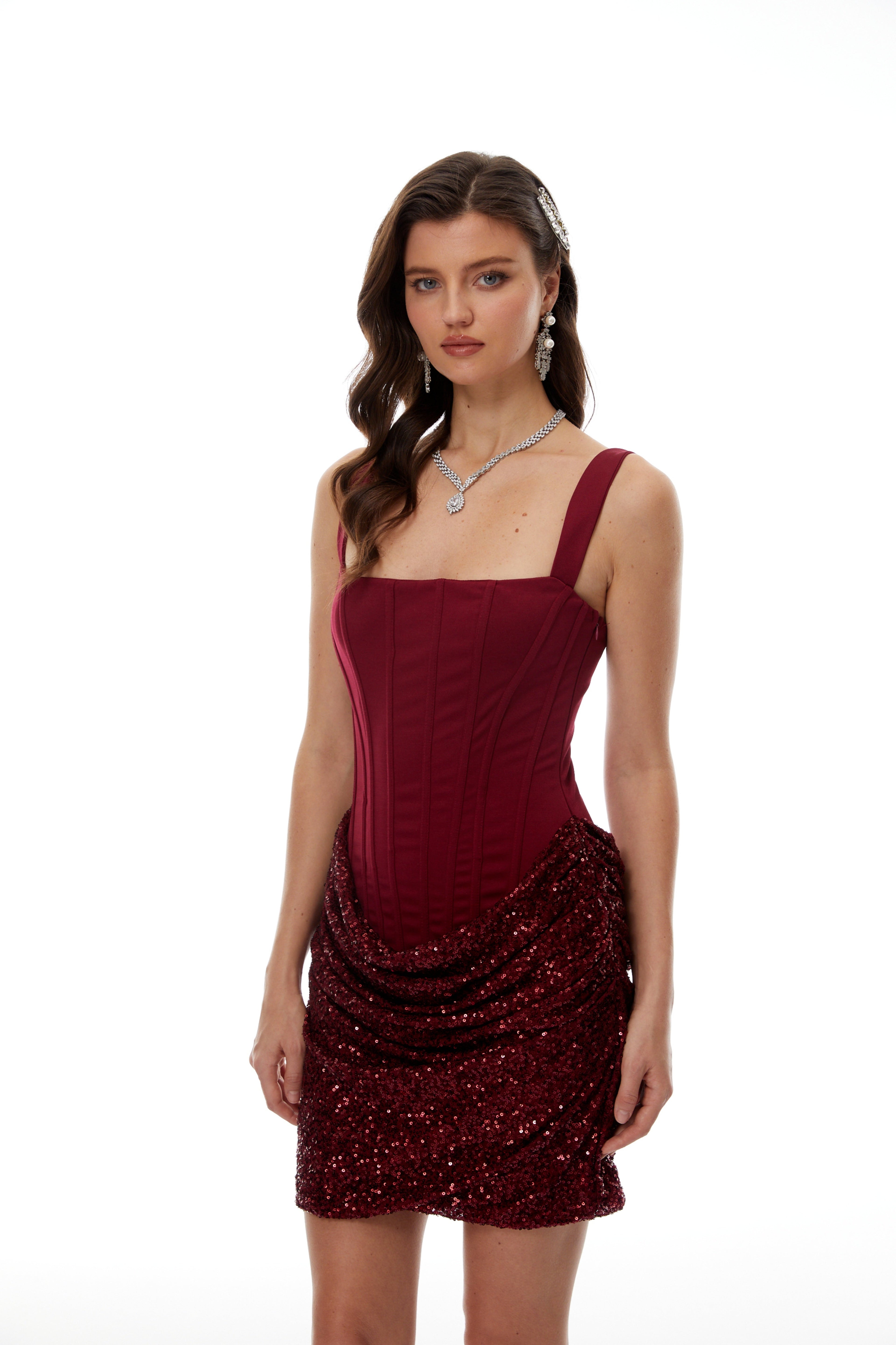 Vestido mini ajustado rojo con adornos y fruncido de MRNewyork, estilo bodycon y diseño elegante para ocasiones especiales.