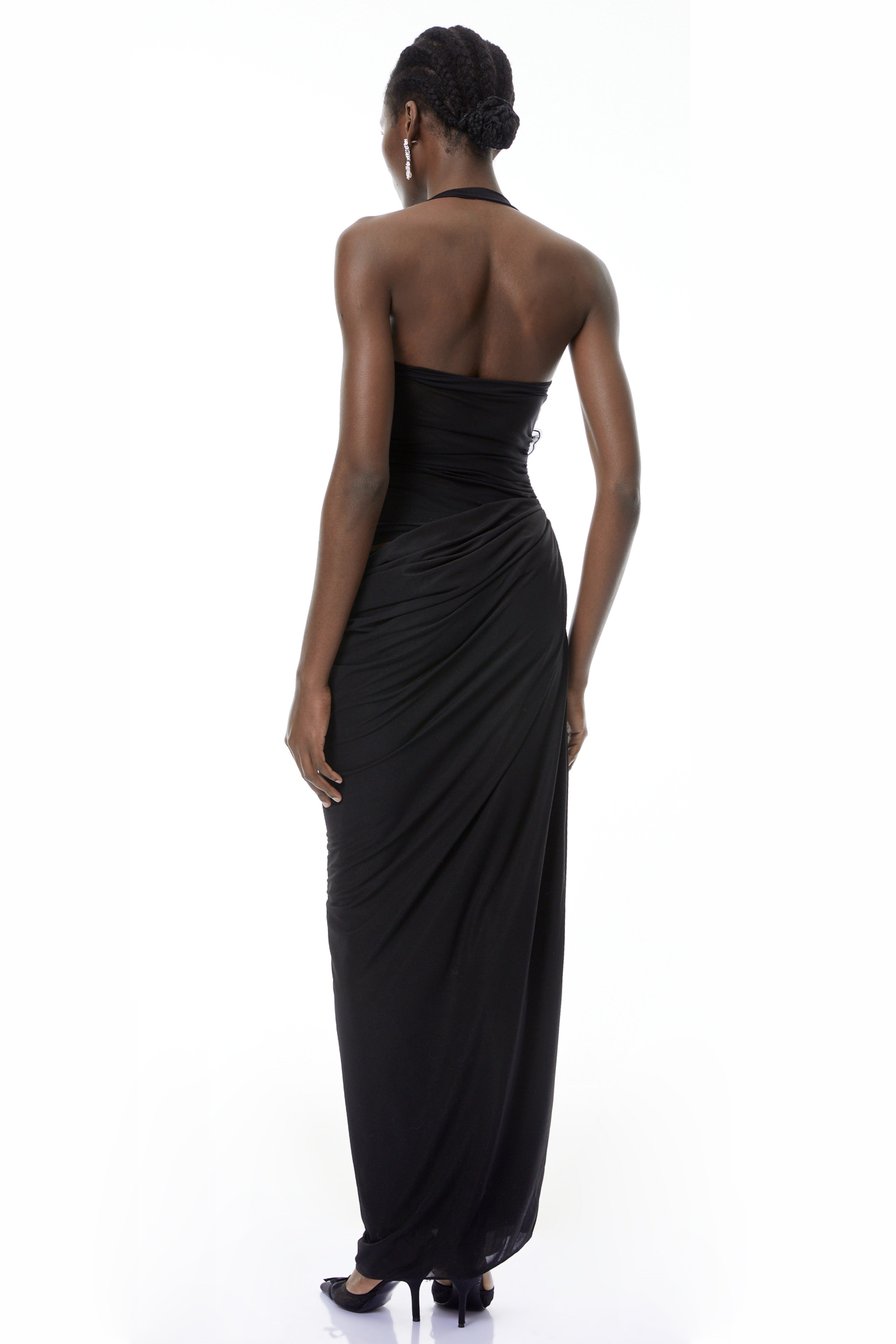 Vestido maxi ajustado Pauline Black de MRTokyo con detalles de pétalos 3D y diseño arrugado, ideal para ocasiones elegantes.