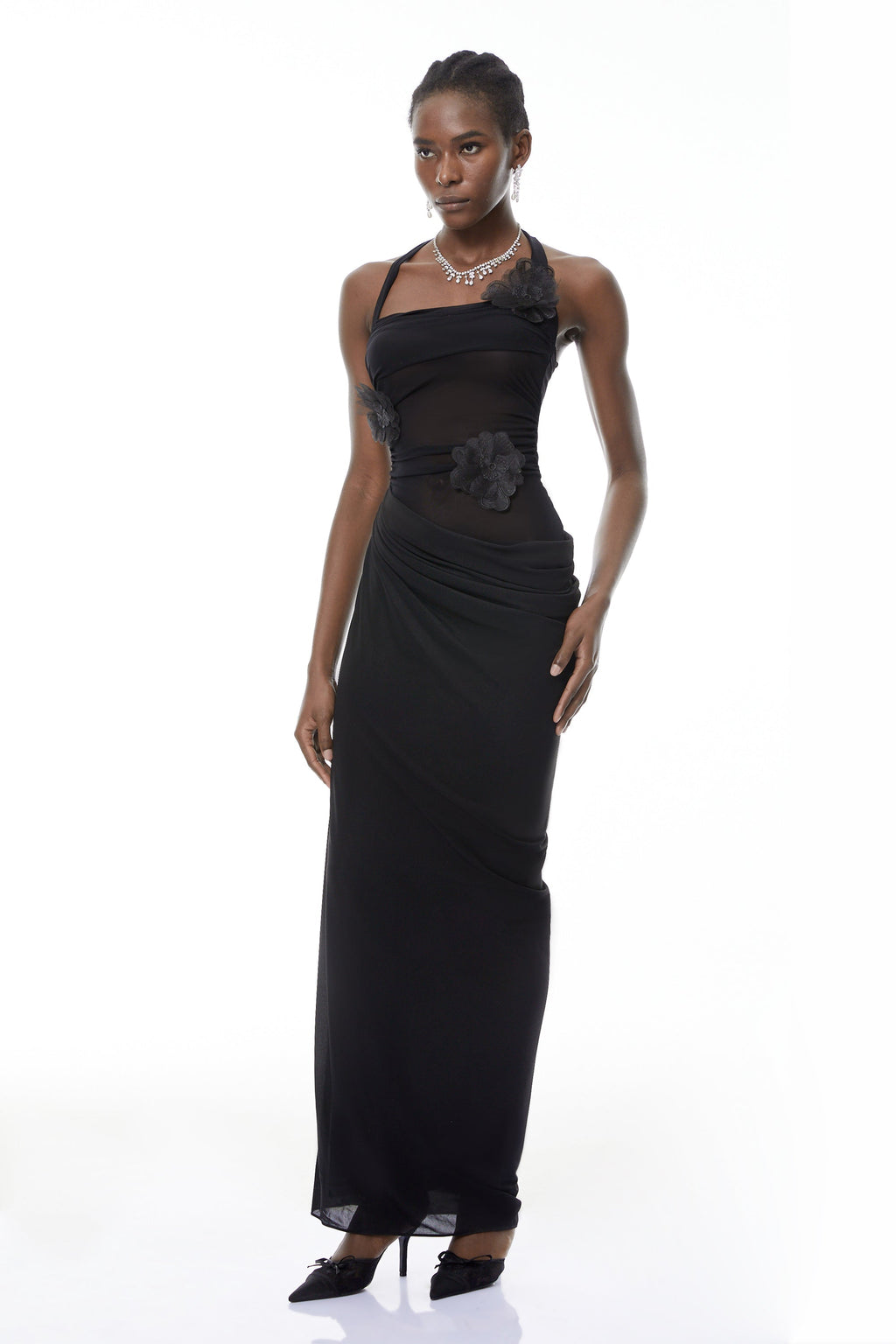 Vestido largo maxi Pauline Black con fruncido y detalles de flores en 3D, de la marca MRTokyo, mostrando el diseño elegante y floral.