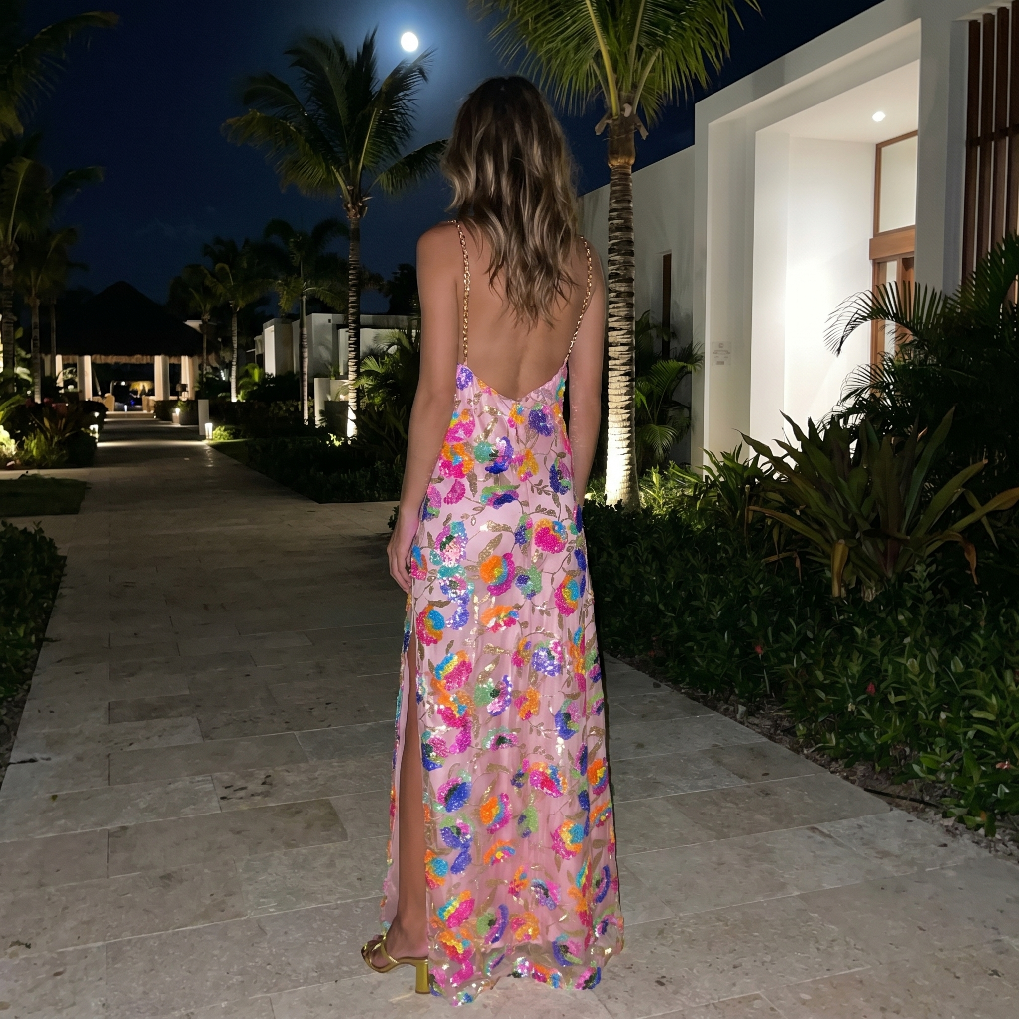 Vestido largo con abertura floral Penelope de DION NOIR, ideal para invitadas de boda, con diseño elegante y detalles florales.
