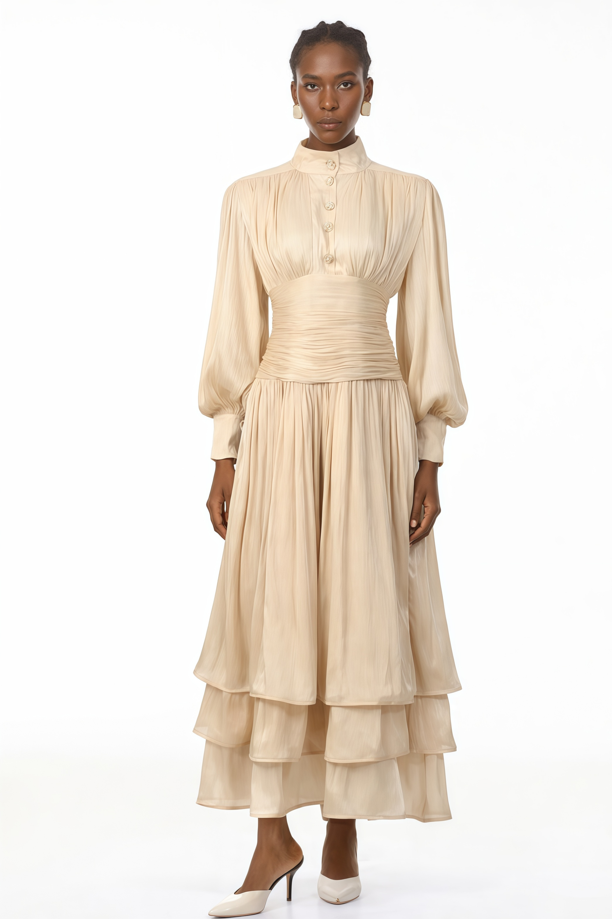 Vestido largo MRTokyo Emersyn Neutrals con cuello alto y detalles de volantes en la parte superior, en color blanco con fruncido.