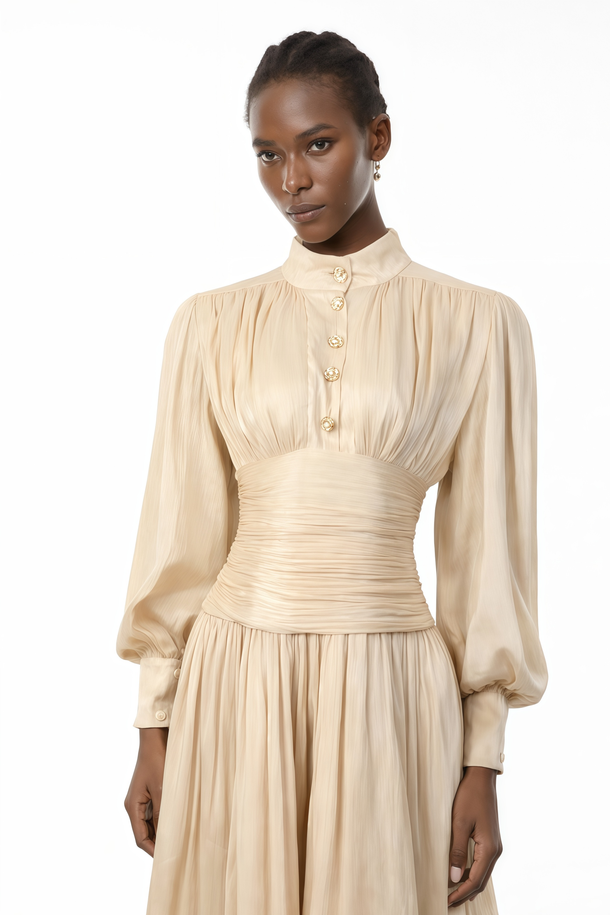 Vestido maxi Emersyn Neutrals de MRTokyo con cuello alto, detalles arrugados y volante, en color blanco.