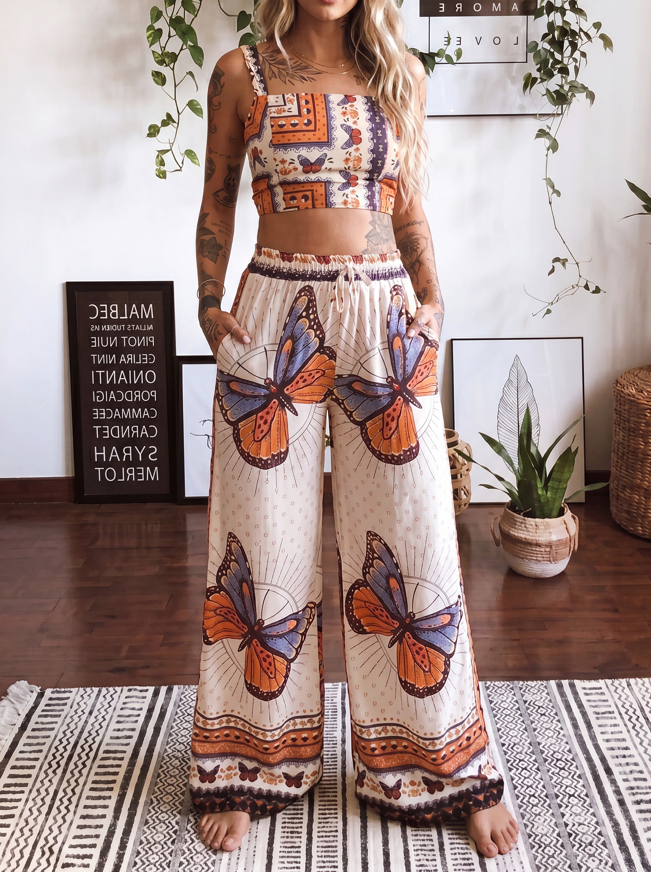 Conjunto de mariposa monarca de Elara Voss, ropa colorida y detallada con diseño de mariposas en toda la prenda.
