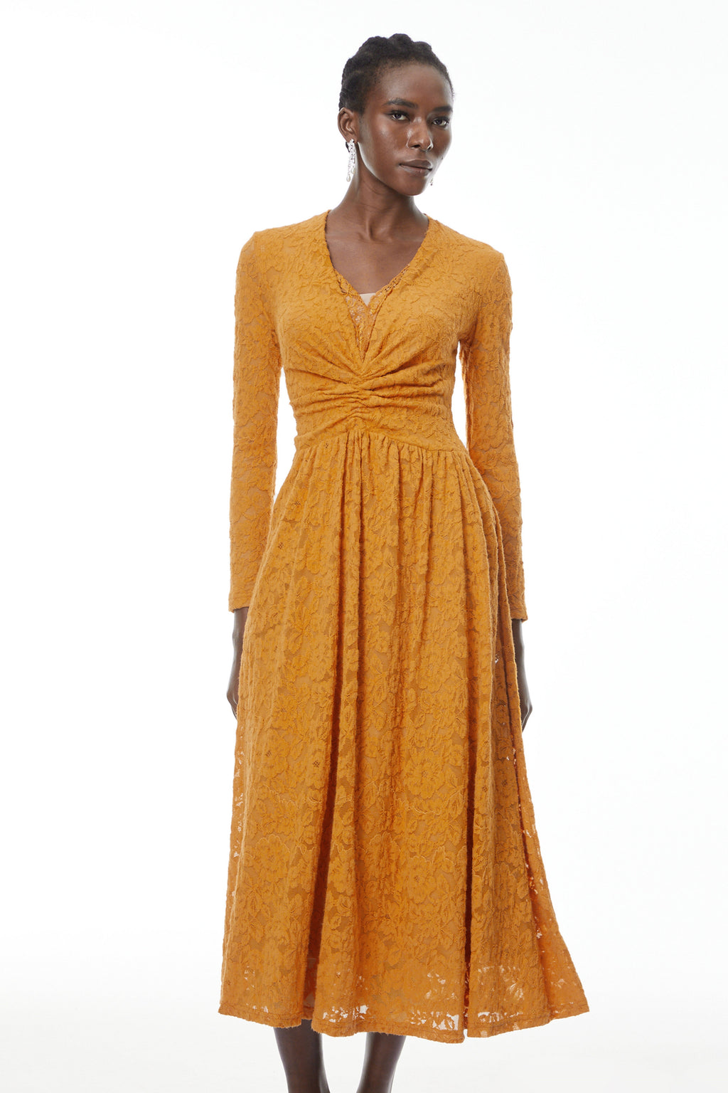 Vestido largo maxi Posie amarillo con encaje floral y fruncido de MRMelbourne, con detalles elegantes y texturas delicadas.
