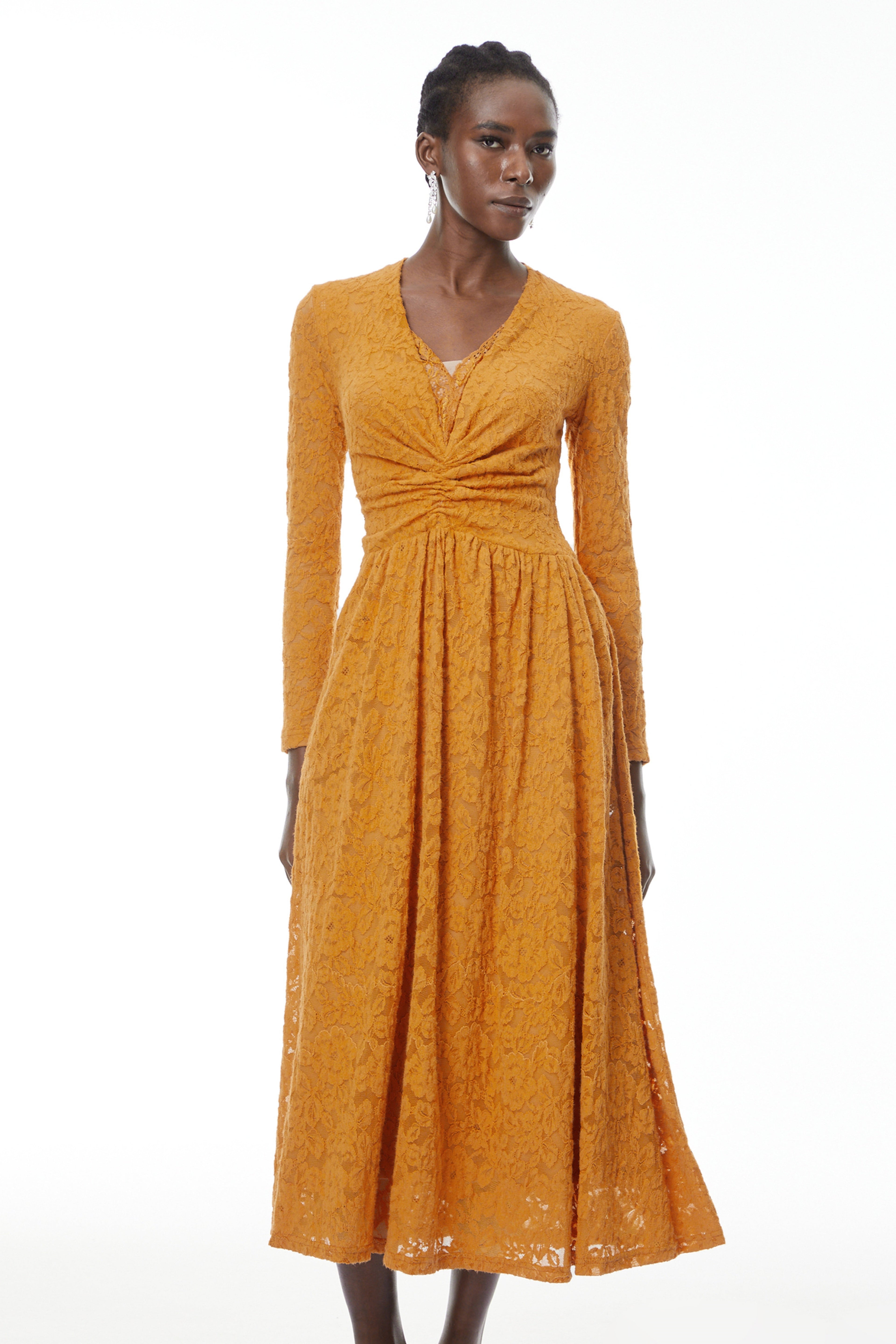 Vestido largo maxi Posie amarillo con encaje floral y fruncido de MRMelbourne, con detalles elegantes y texturas delicadas.