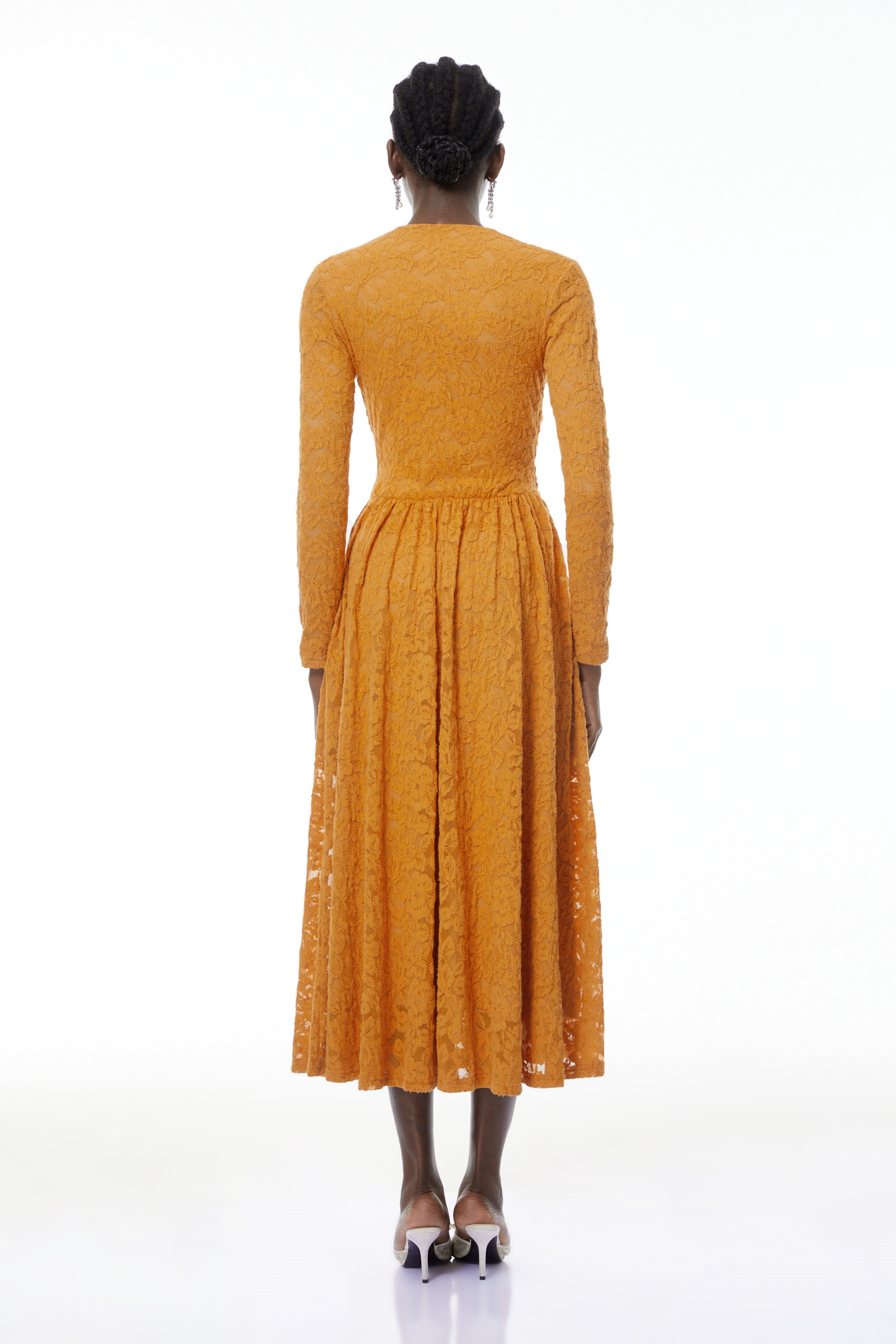 Vestido largo maxi de encaje floral amarillo Posie de MRMelbourne, con ruched y diseño elegante.
