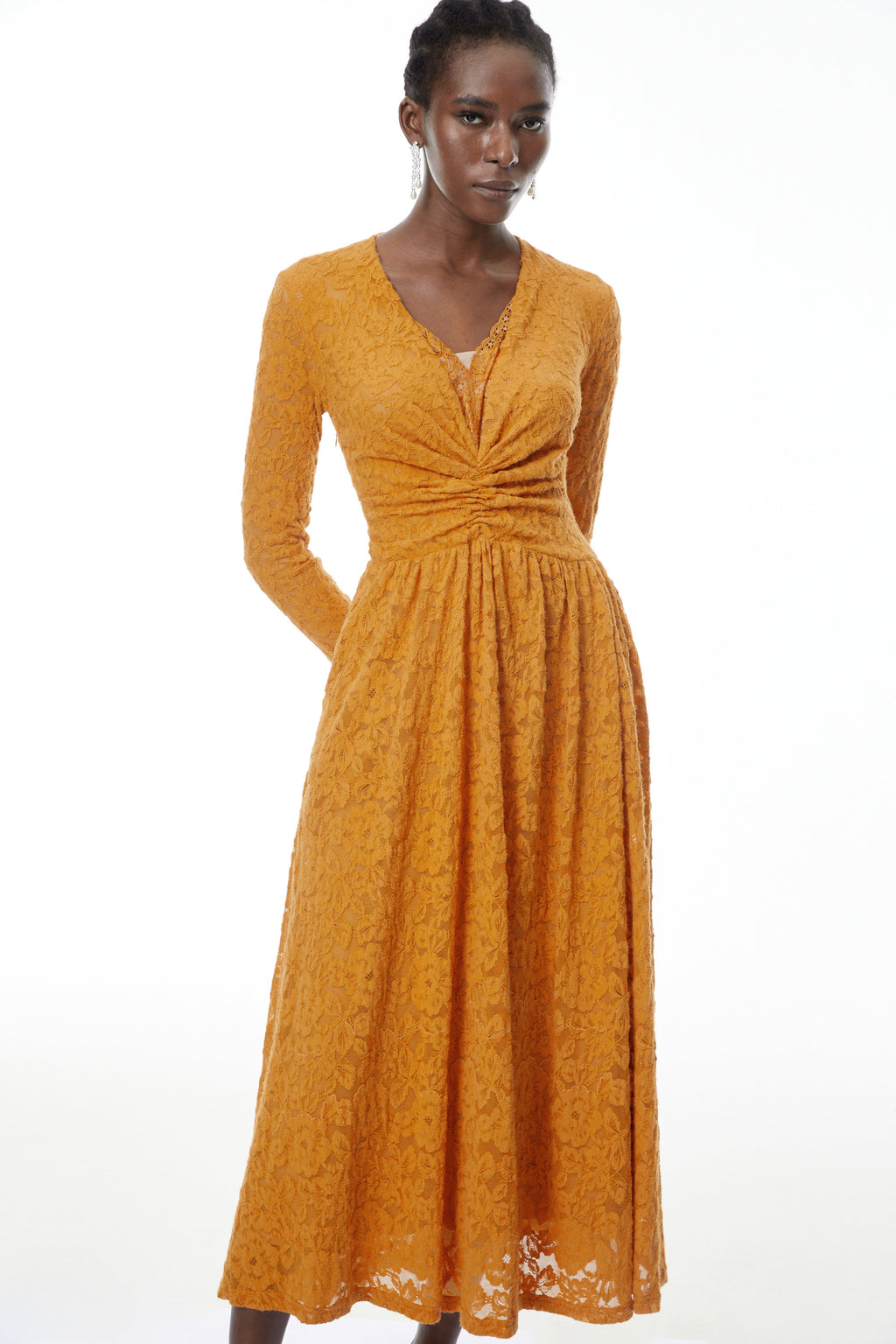 Vestido maxi de encaje floral amarillo Posie de MRMelbourne, con drapeado y detalles elegantes para mujer.