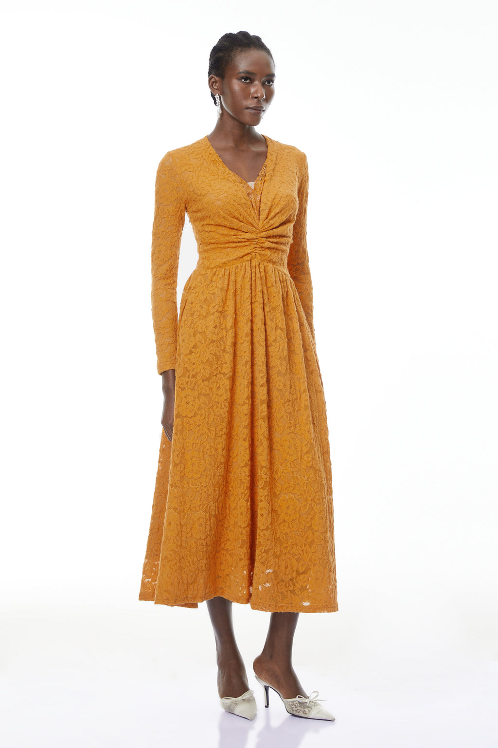 Vestido largo con encaje floral amarillo y fruncido de MRMelbourne, con detalles elegantes y diseño femenino.