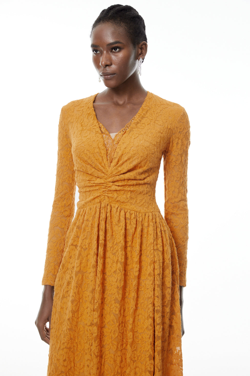 Vestido maxi amarillo con encaje floral y fruncido de MRMelbourne, con detalles elegantes y diseño femenino en la imagen.
